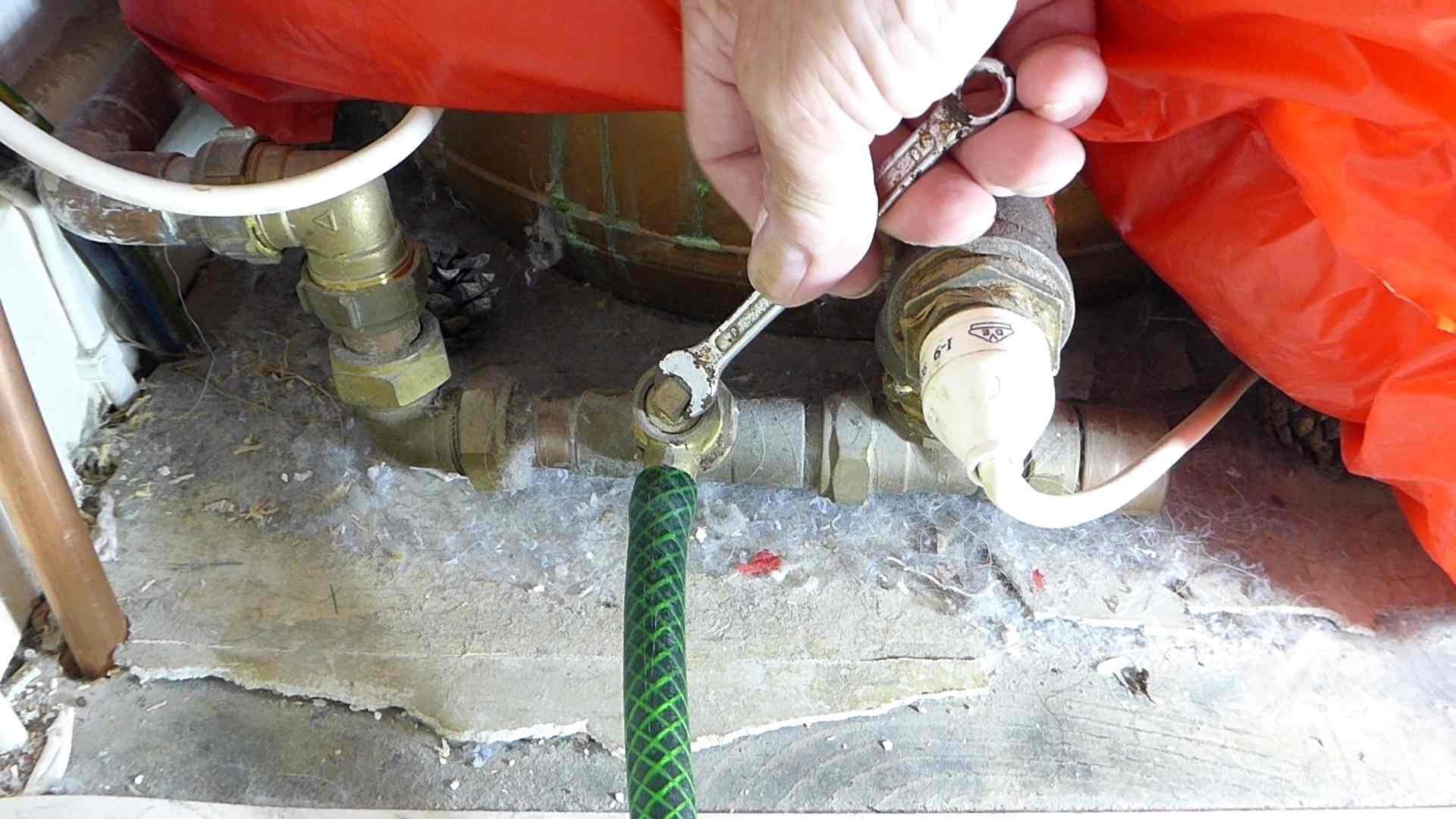 How to drain out a hot water cylinder (hot tank) - YouTube