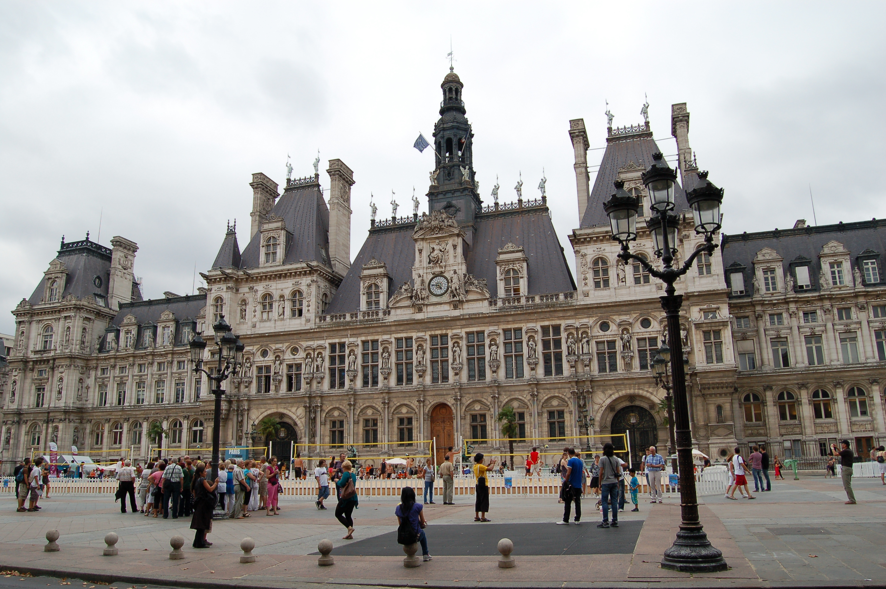 File:Hotel de Ville & Paris Plages.jpg - Wikimedia Commons