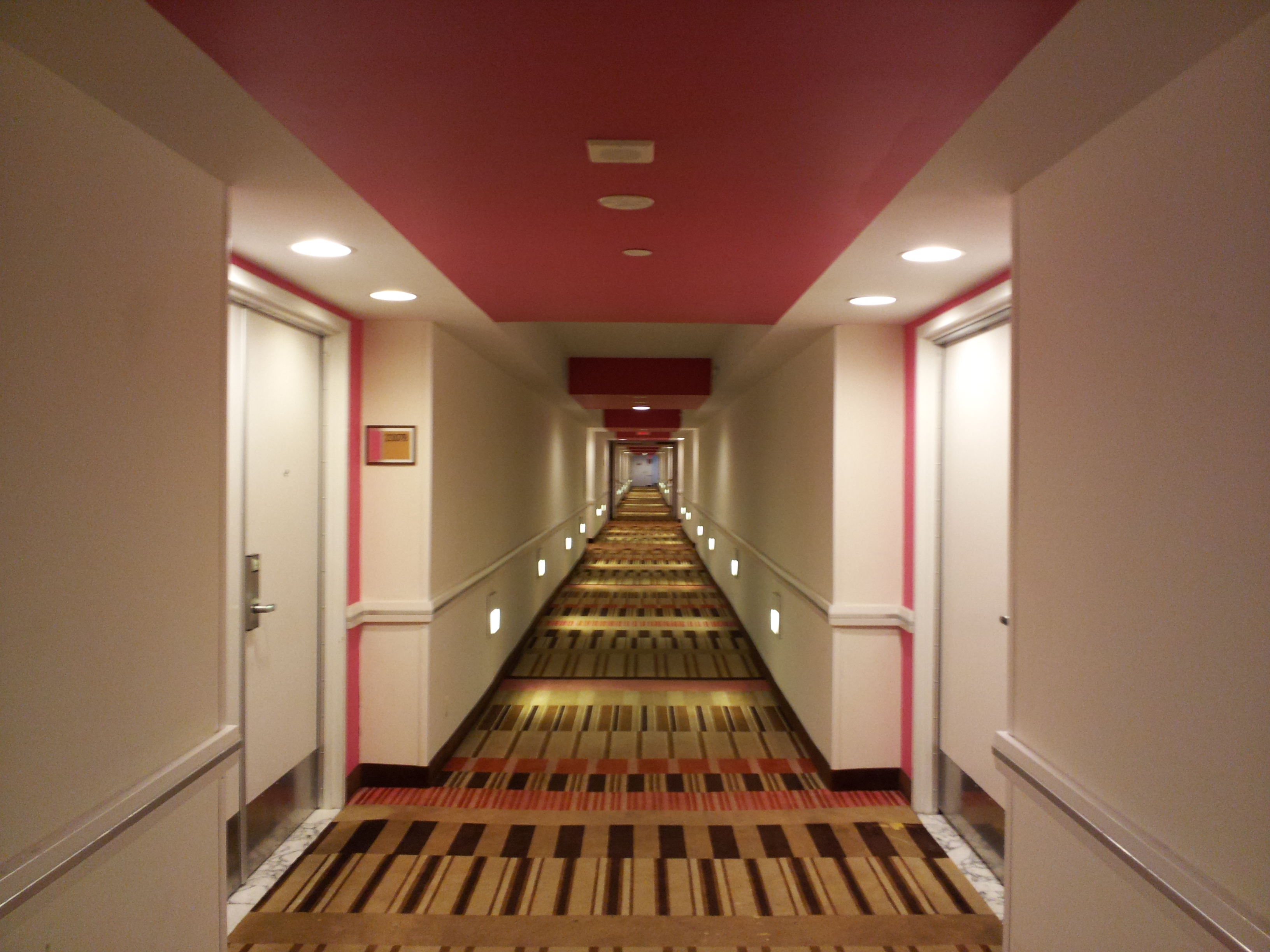 File:Hotel Hallway.jpeg - Wikimedia Commons