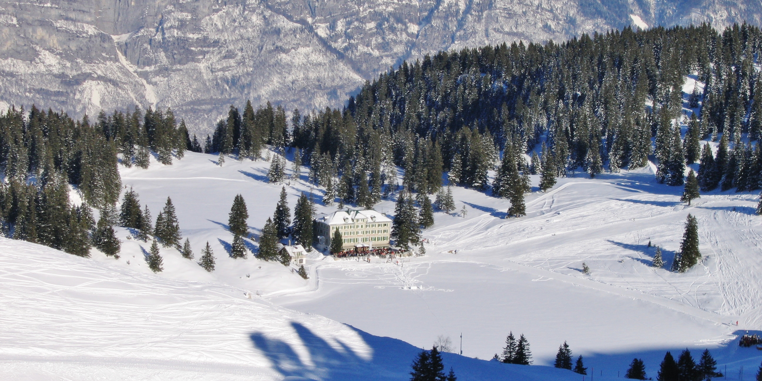 File:Hotel Seebenalp am Grosssee, Oberterzen - panoramio.jpg ...