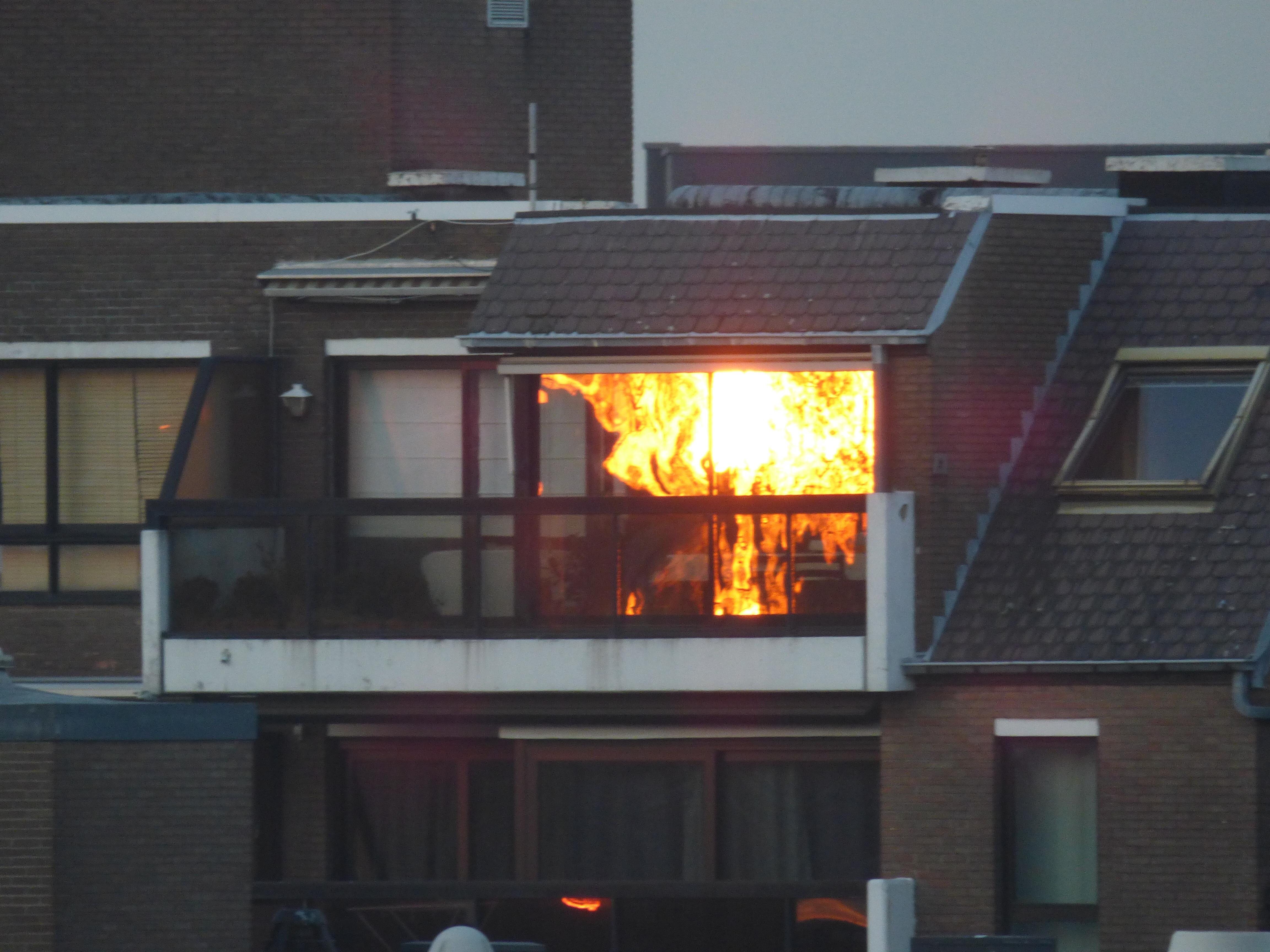 Sunset reflection makes neighbors house look like it's on fire ...