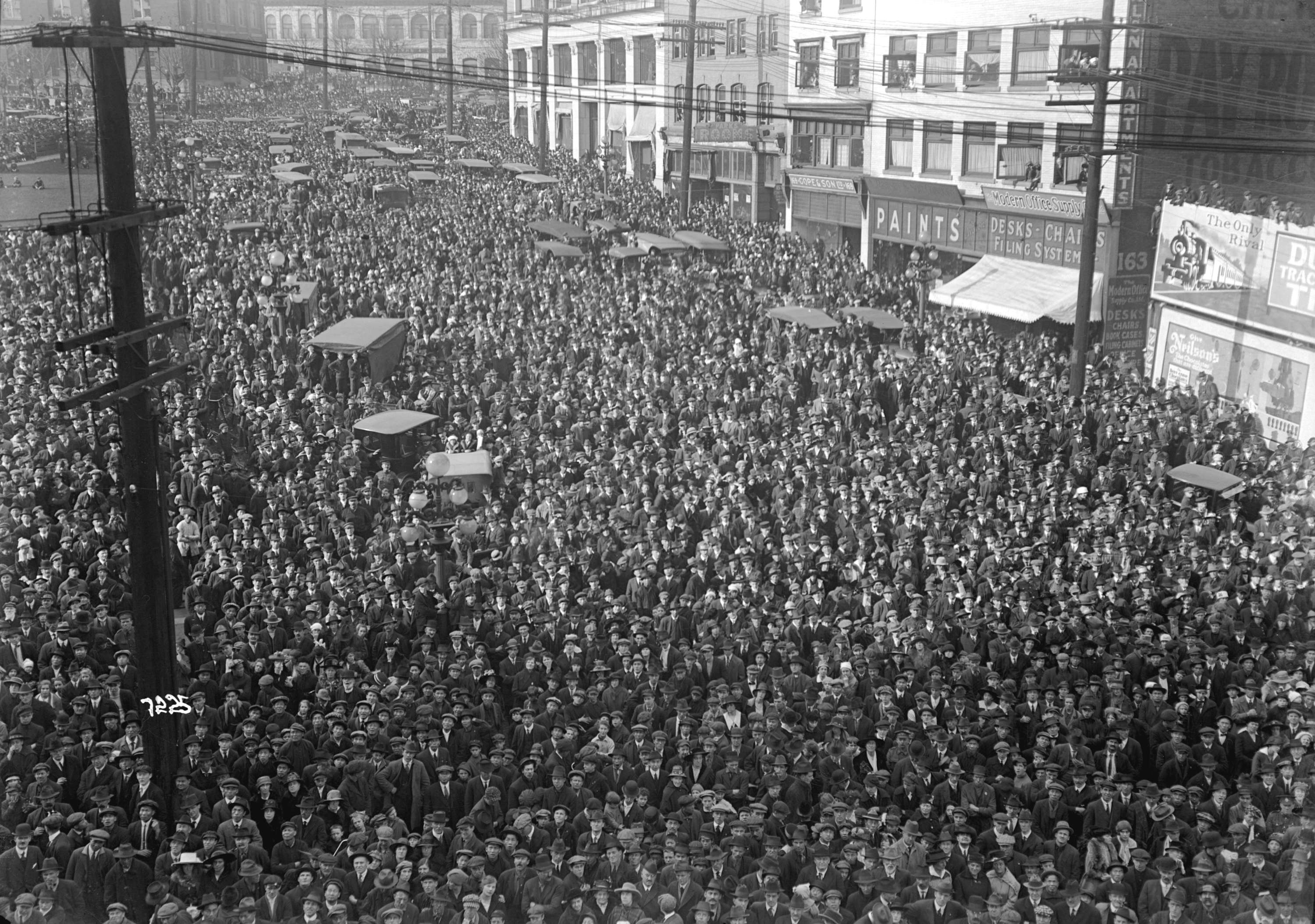 View of crowd at World Building watching the human fly - City of ...
