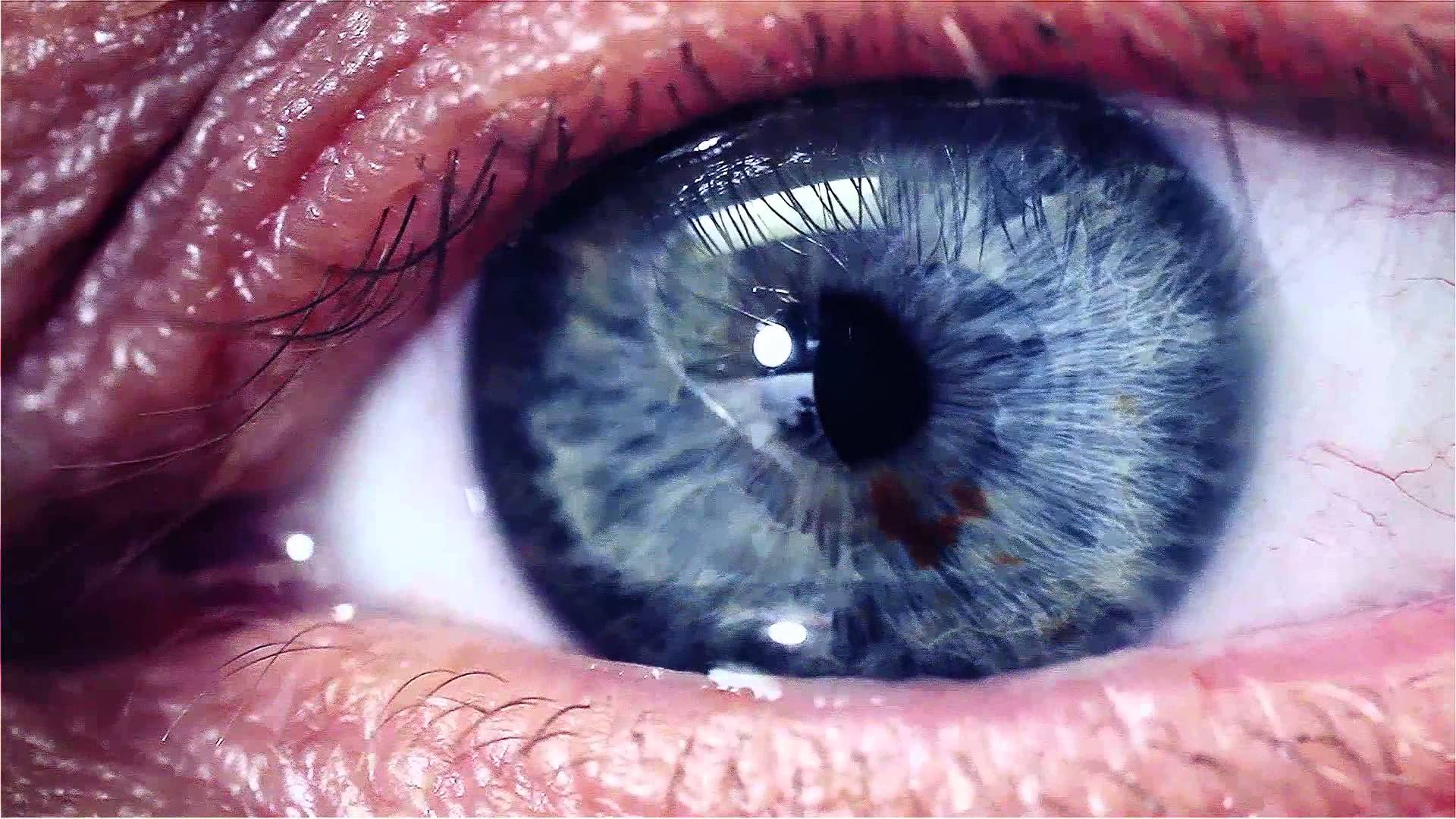 The Human Eye in Macro - Tear forming - YouTube
