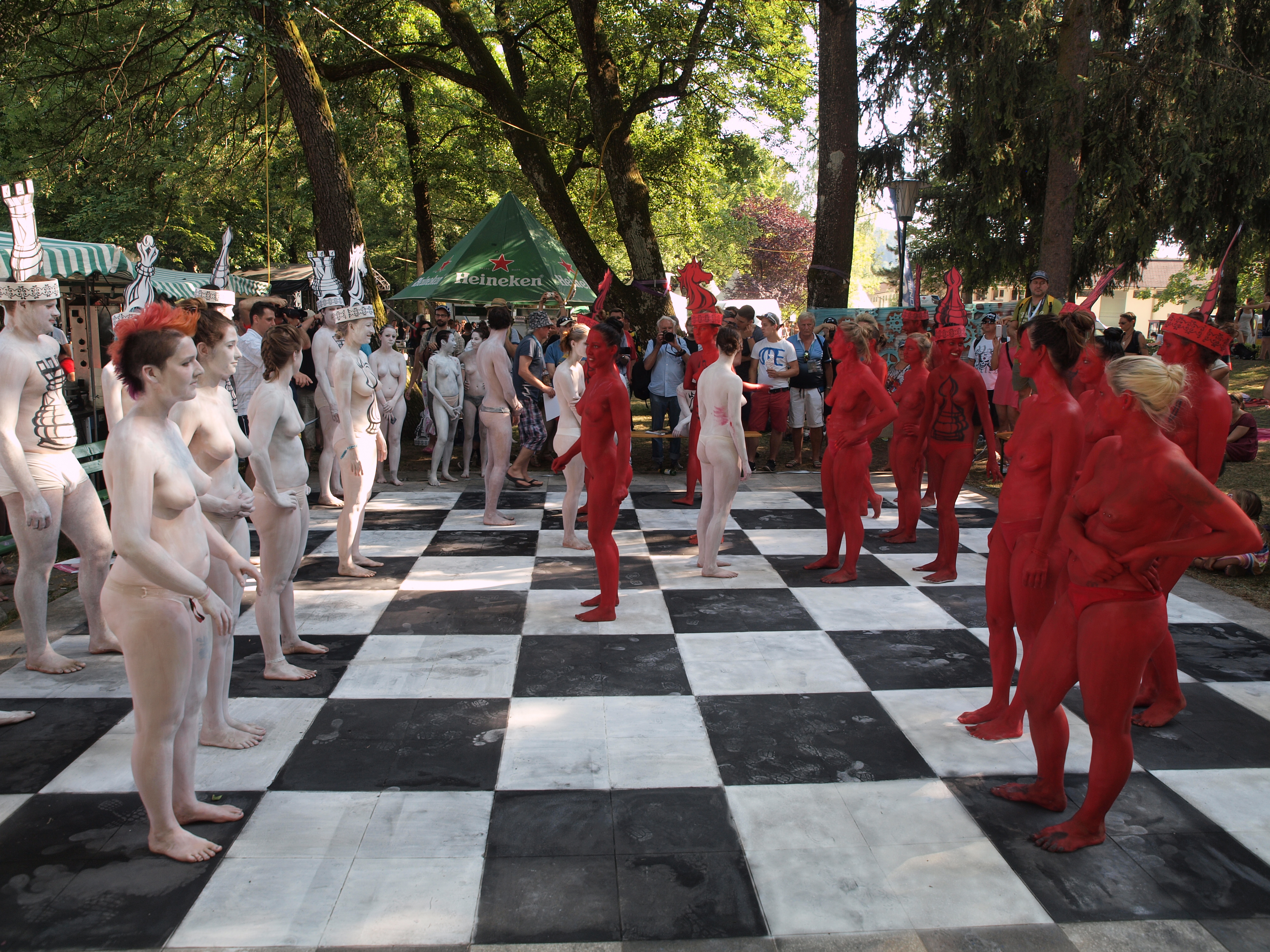 File:Body painted chess 4.jpg - Wikimedia Commons