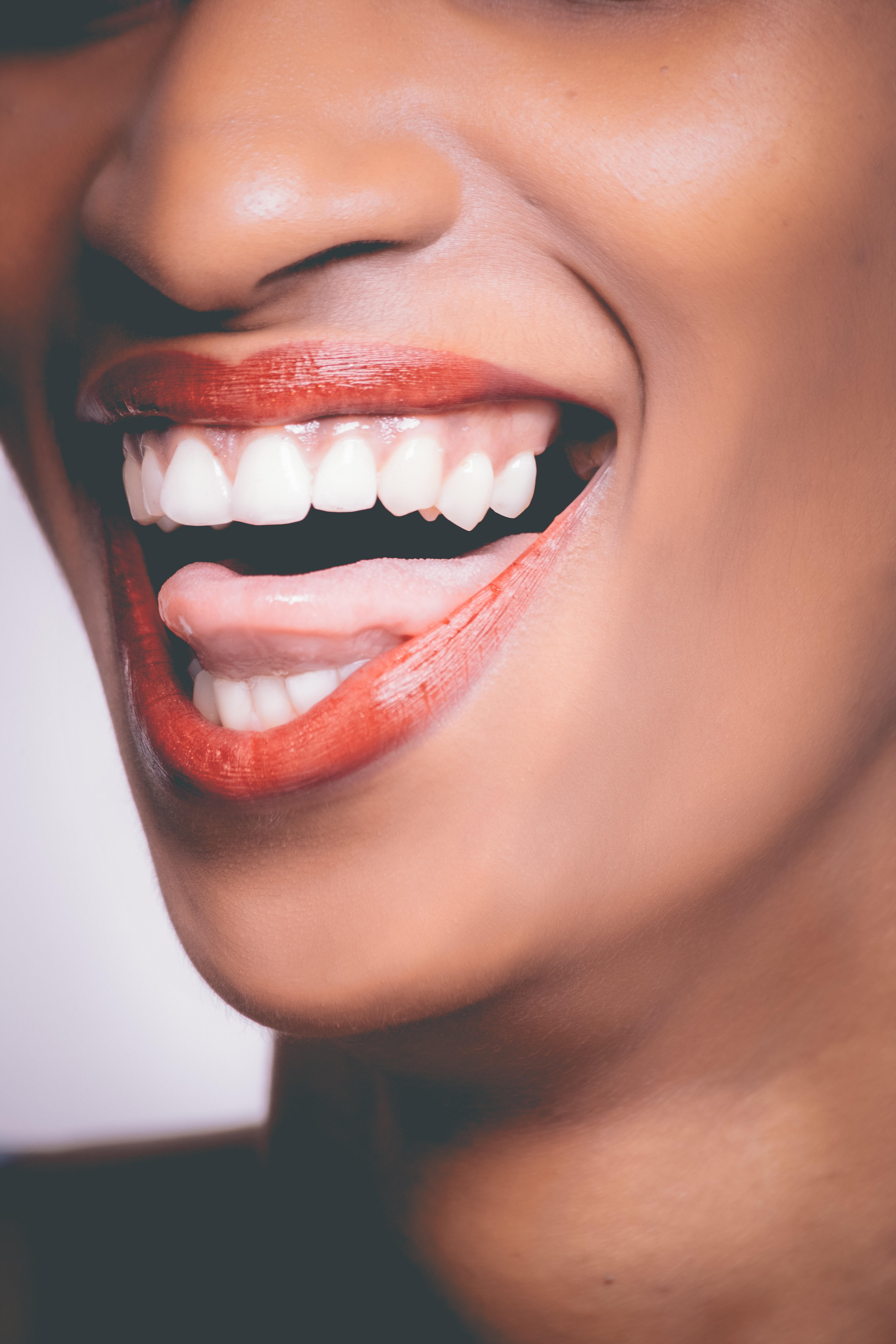 Красивые женские языки. Красивые зубы. Улыбка с зубами. Белые зубы. Идеальные зубы.