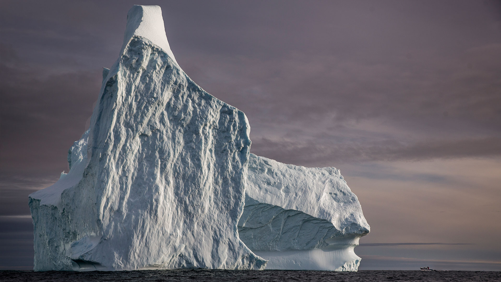 Iceberg extreme. Iceberg. Пирамидные айсберги. Темный Айсберг. Куполообразные айсберги.