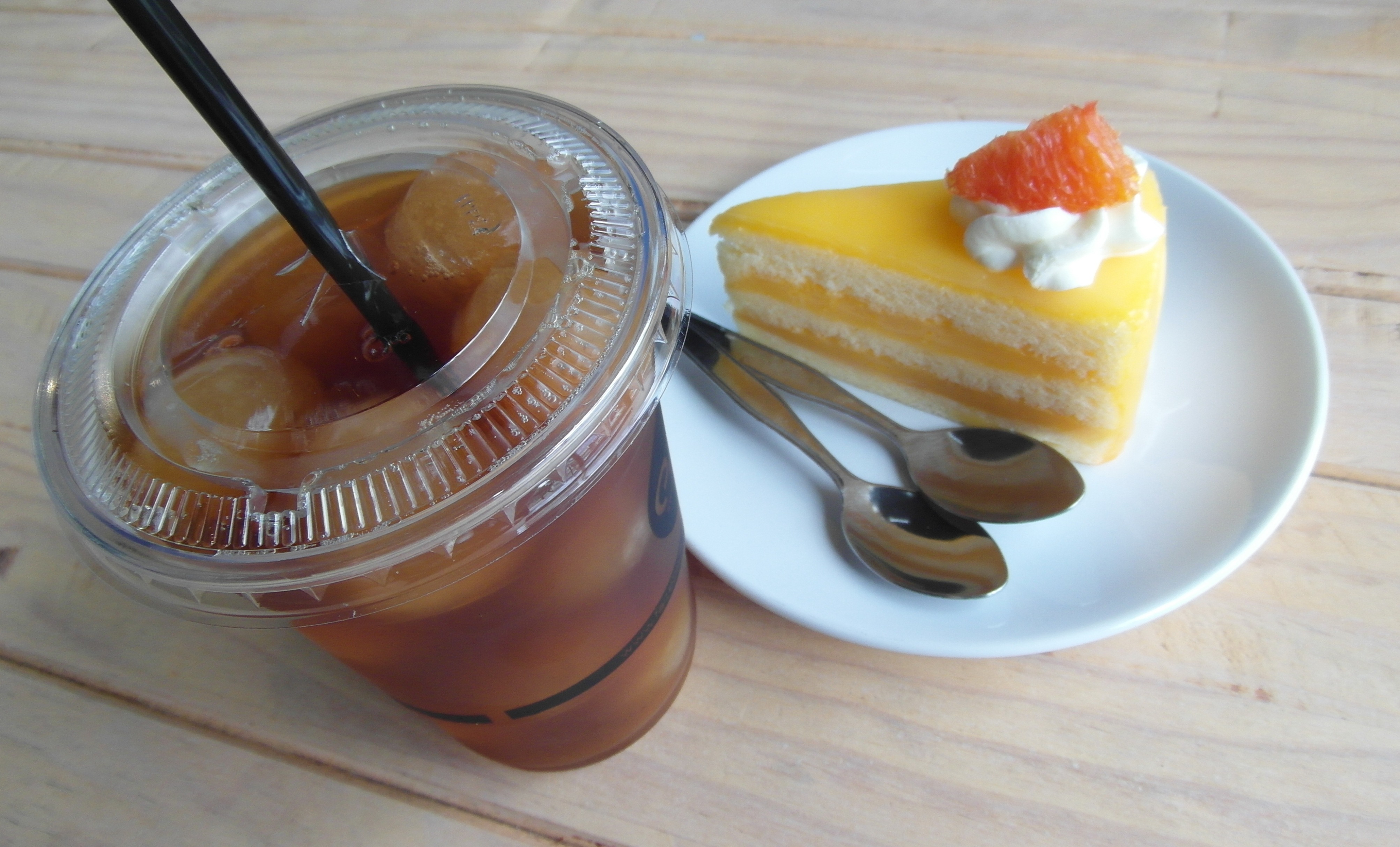 Iced tea and cake photo
