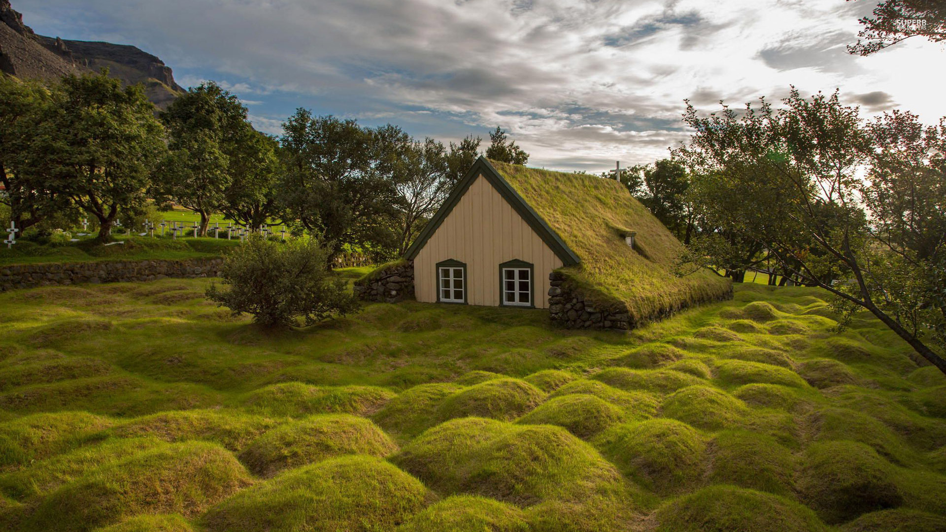 Church in Iceland overrun by moss : pics