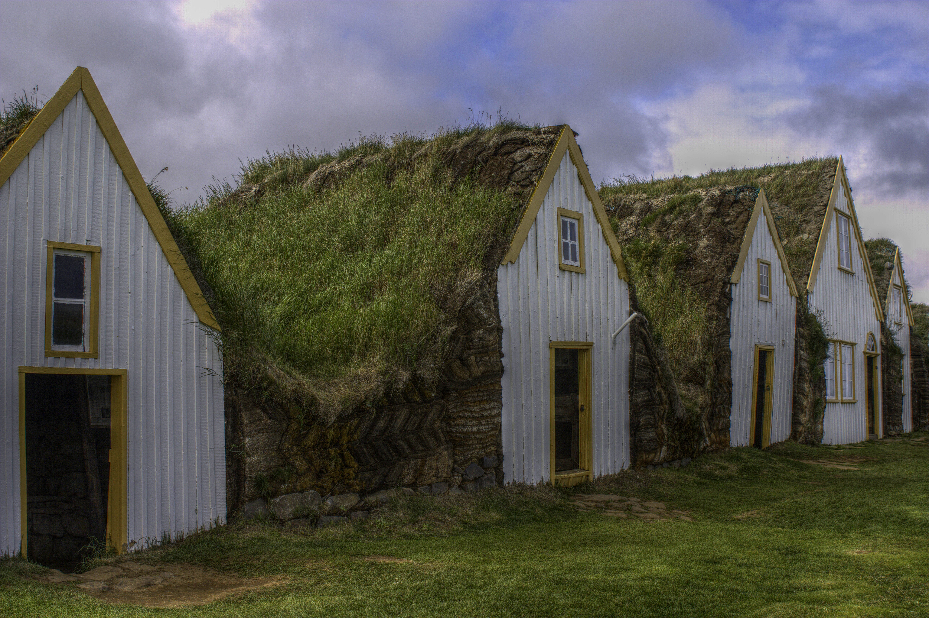 File:Icelandic turf houses.jpg - Wikimedia Commons