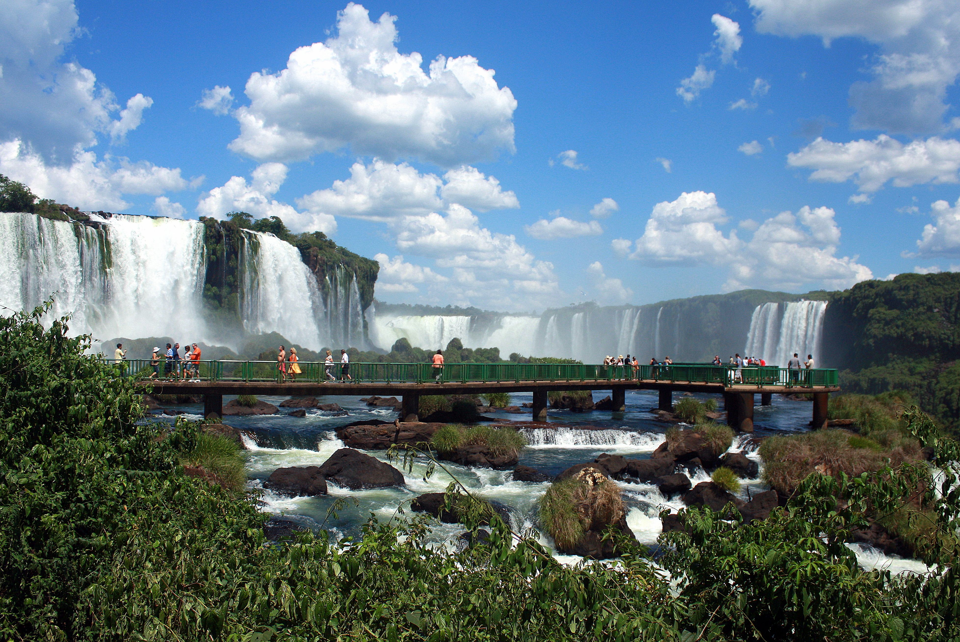 Tour Iguazu Falls by bus with Say Hueque Travel Agency