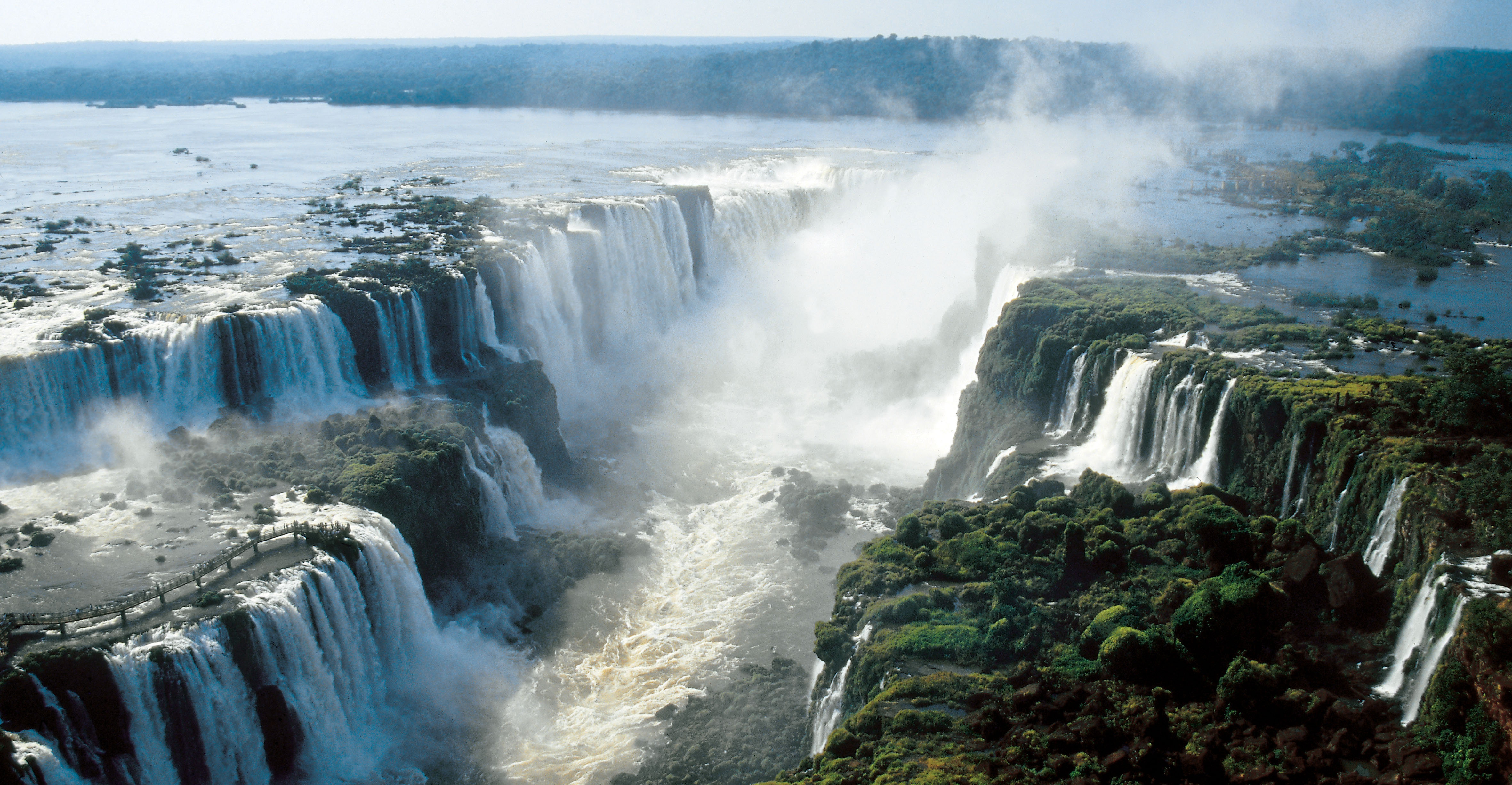 Широкий водопад в южной америке. Водопад Игуасу в Южной Америке. Водопады Игуасу Аргентина Бразилия. Водопады Игуасу достопримечательности Бразилии. Южная Америка бугуасу водопады.