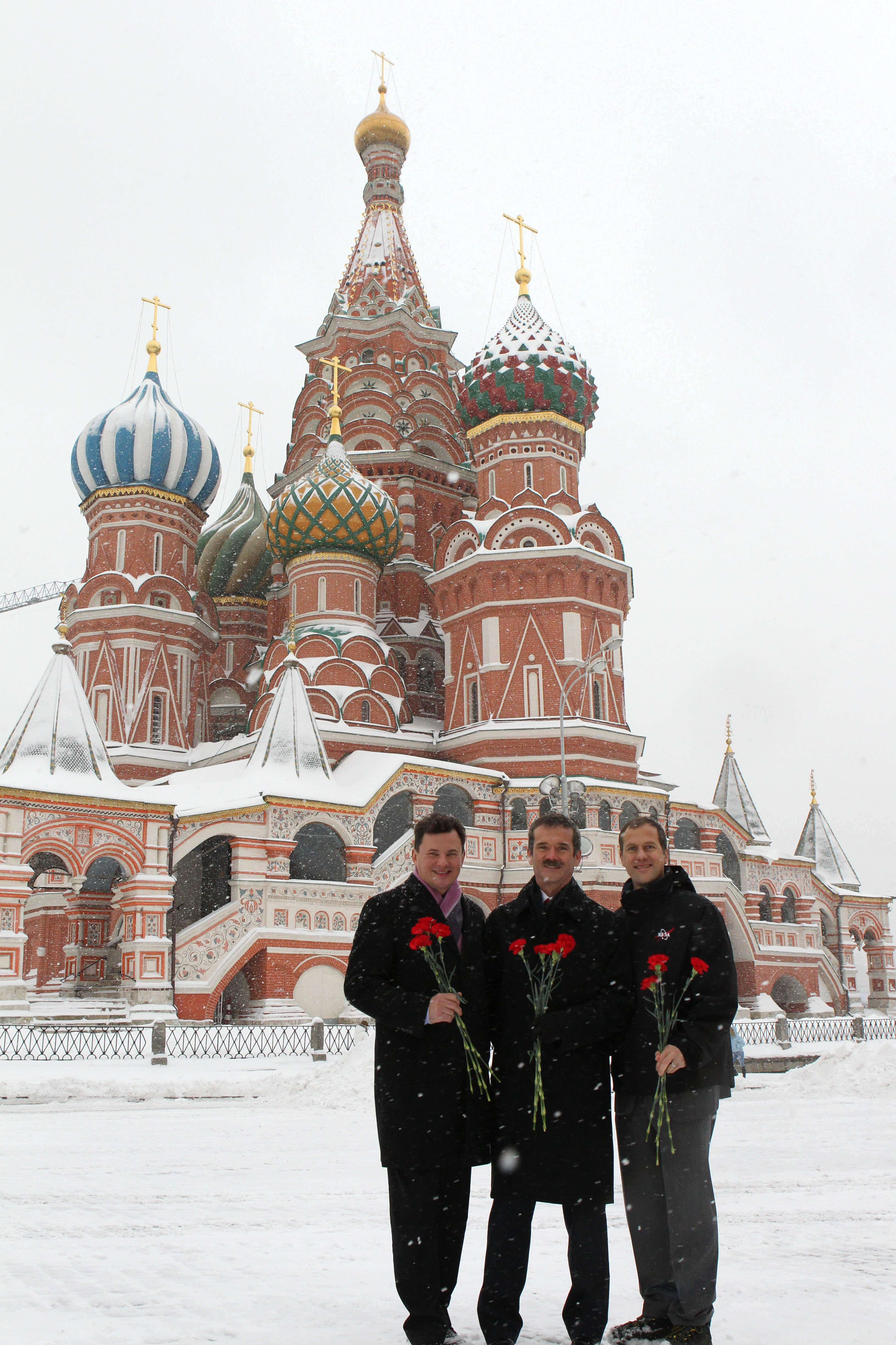 File:Soyuz TMA-07M crew in front of St. Basil's Cathedral in Moscow ...