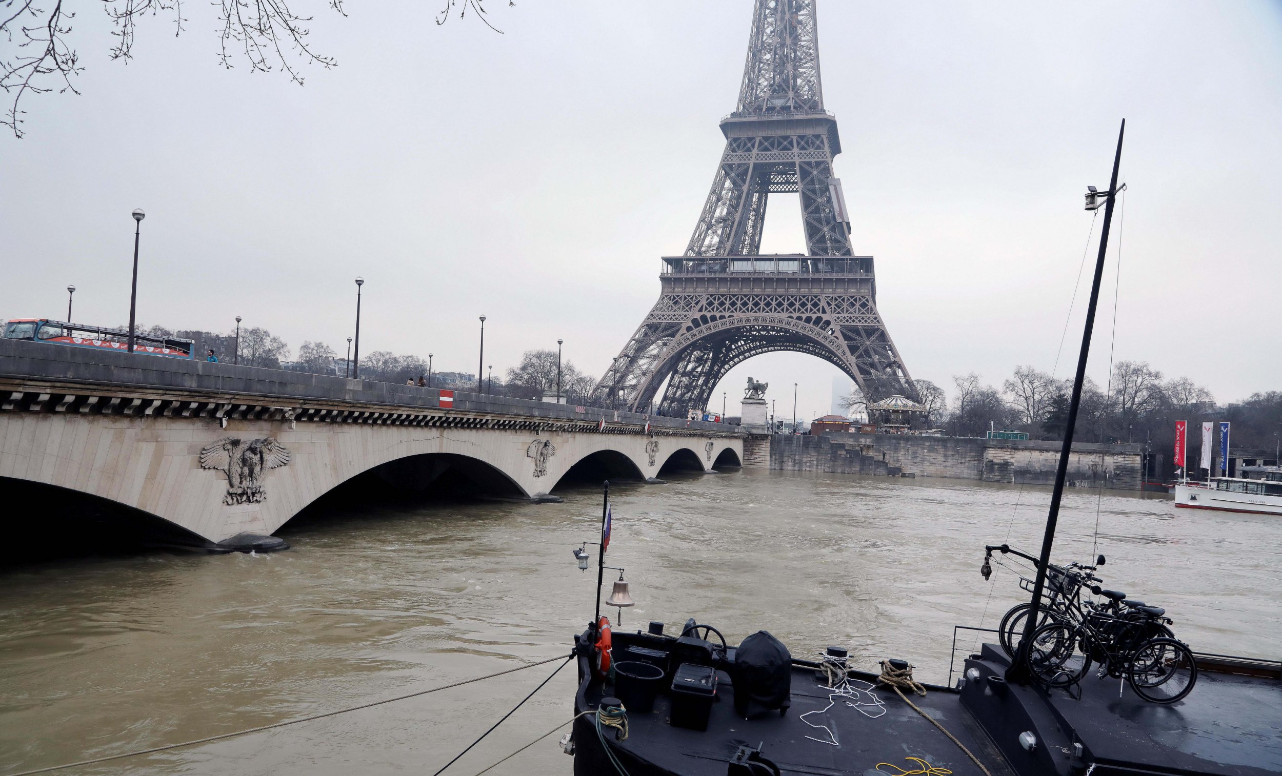 Floods in Paris to peak overnight with River Seine reaching 20ft ...