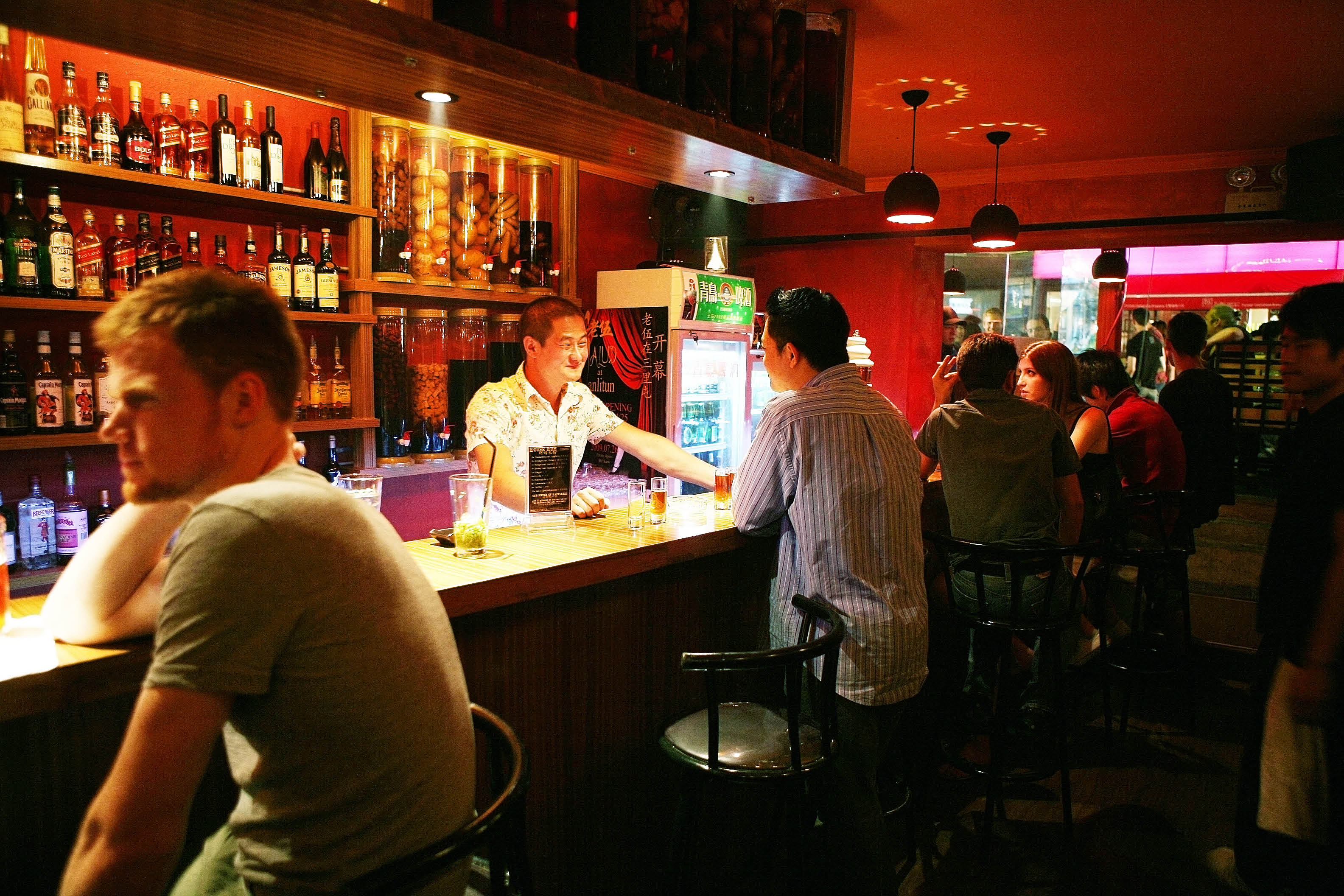 10 essential bar etiquette to be your bartender's best guest
