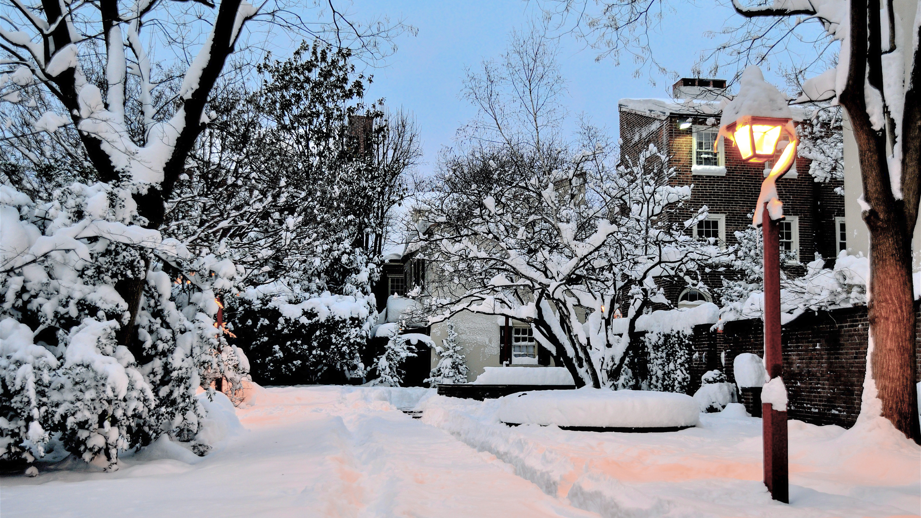 10 Ways to Warm Up Your Home's Curb Appeal in Winter - Homie Blog