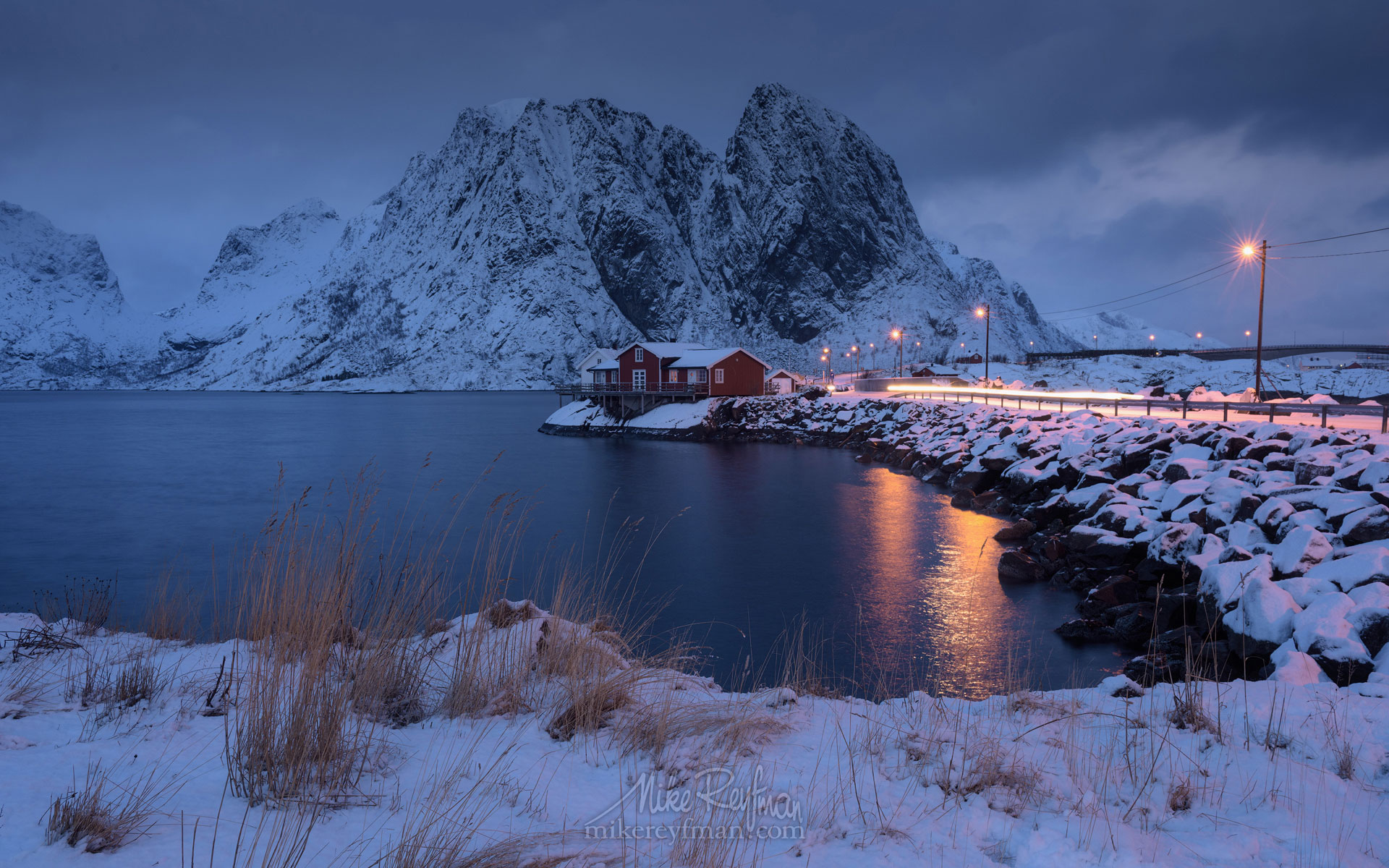 Toppoy Rorbuer and and Lilandstinden mountain peak in winter. Reine ...