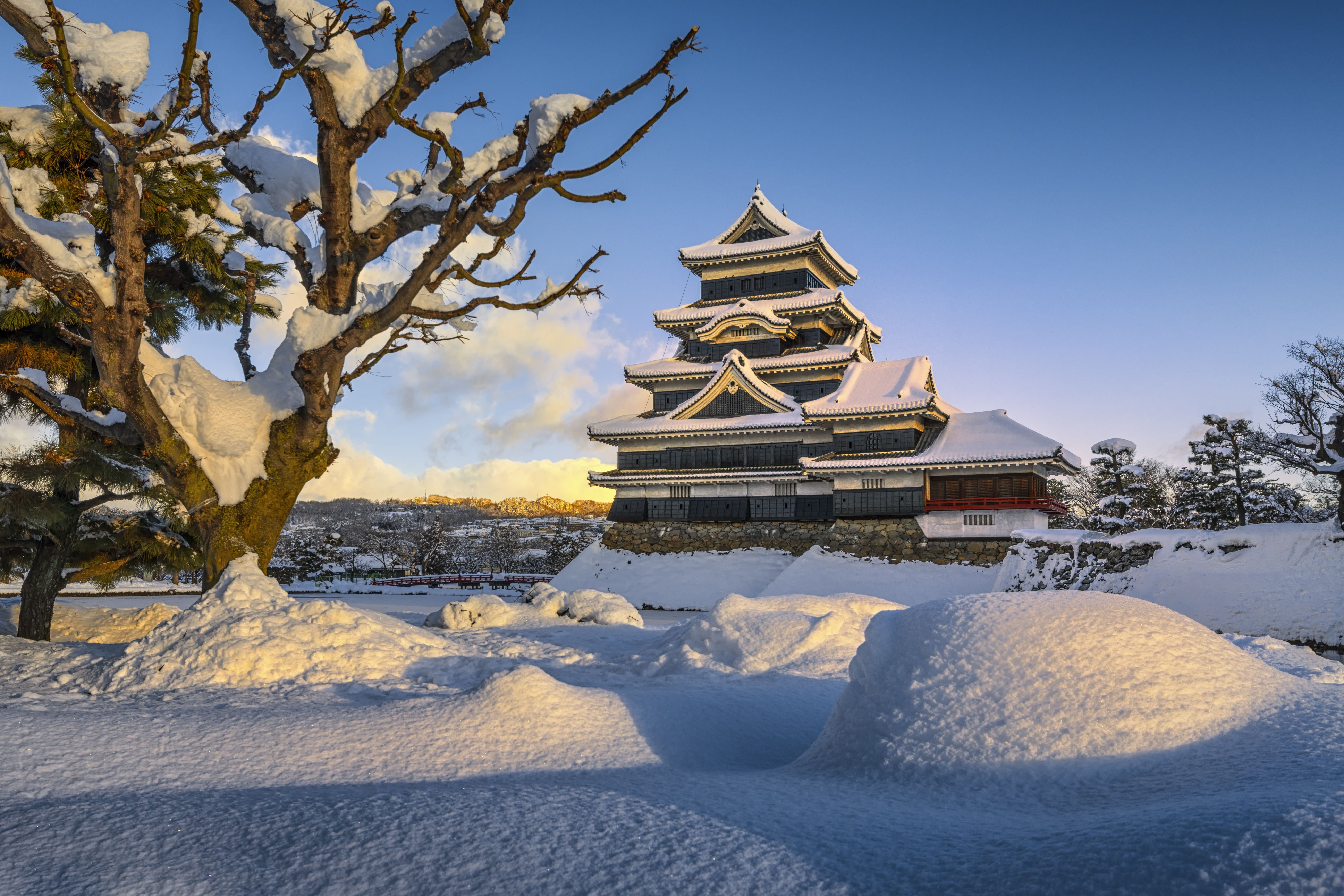 Бывают ли зимние. Замок Мацумото зима. Храм Мацумото. Мацумото город в Японии. Храм Киото зимой.