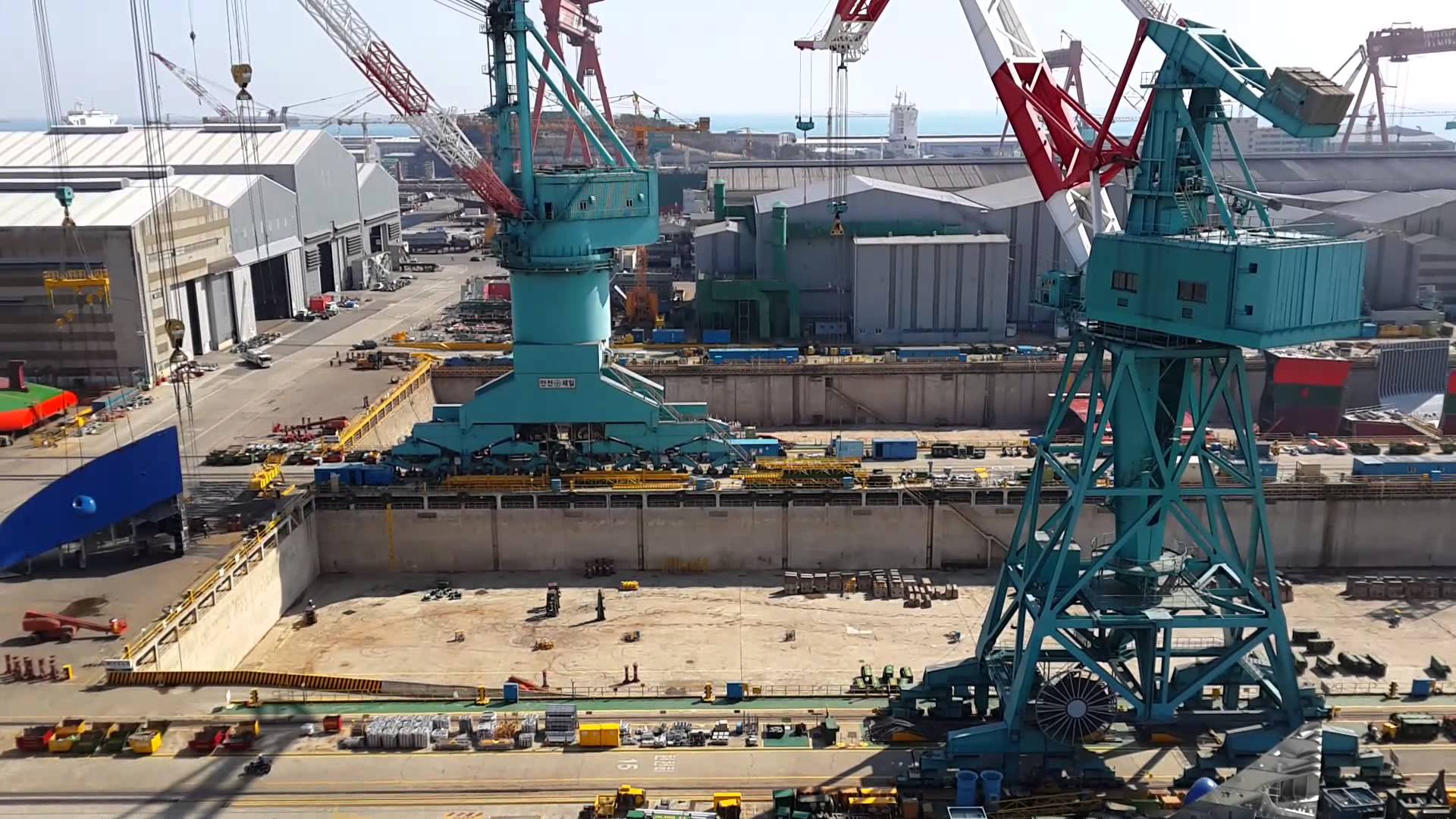 Hyundai Heavy Industries (HHI) shipyard cranes. - YouTube
