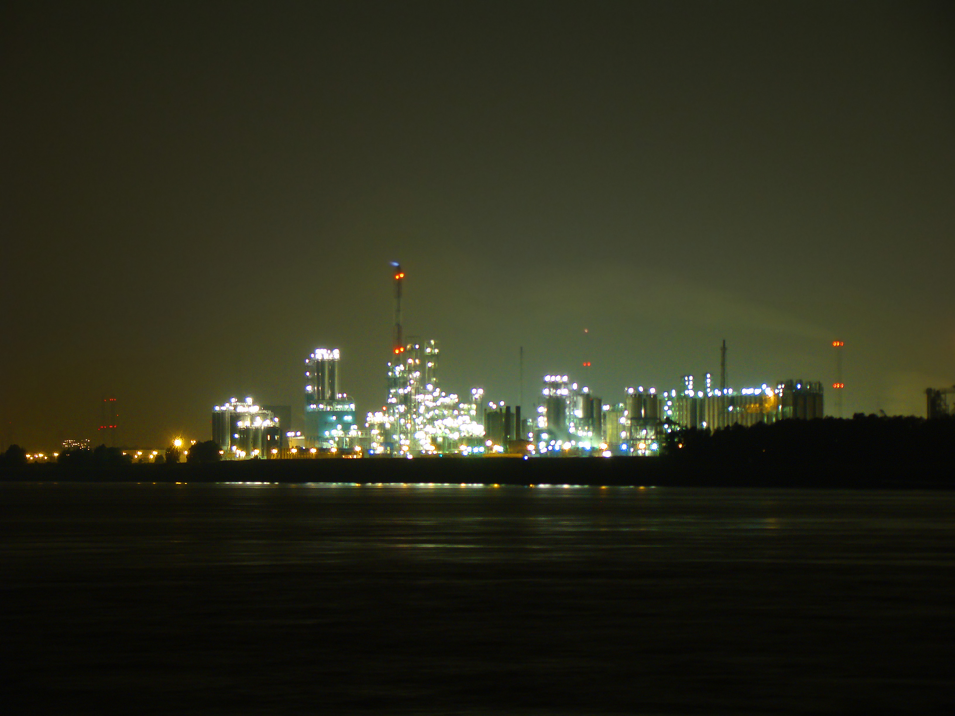File:Antwerp Harbor Industry at Night - panoramio.jpg - Wikimedia ...