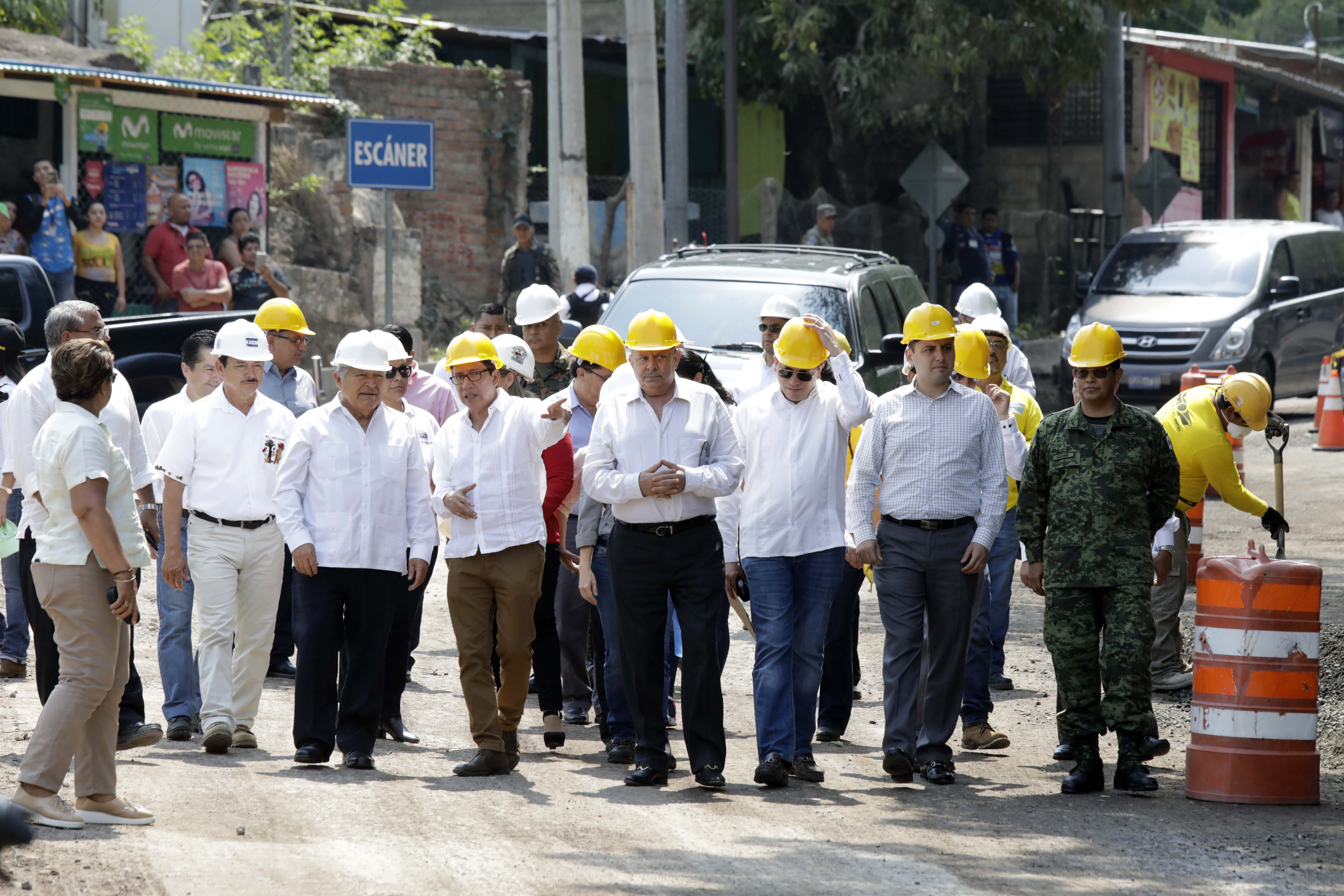 Inspección de avances en construcción de puente anguiatú , frontera el salvador/guatemala. photo
