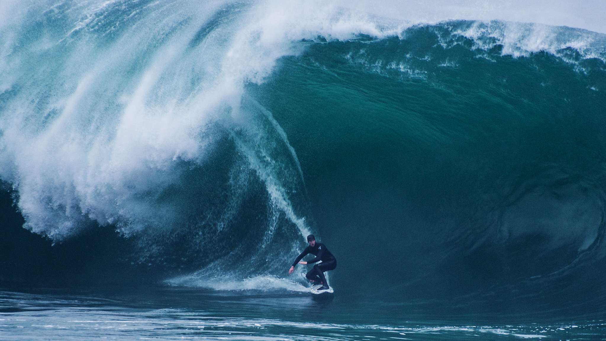 Пена на гребне. На гребне волны 2015 Тысячелетний шторм. Сёрфинг самая большая волна. Белая волна.