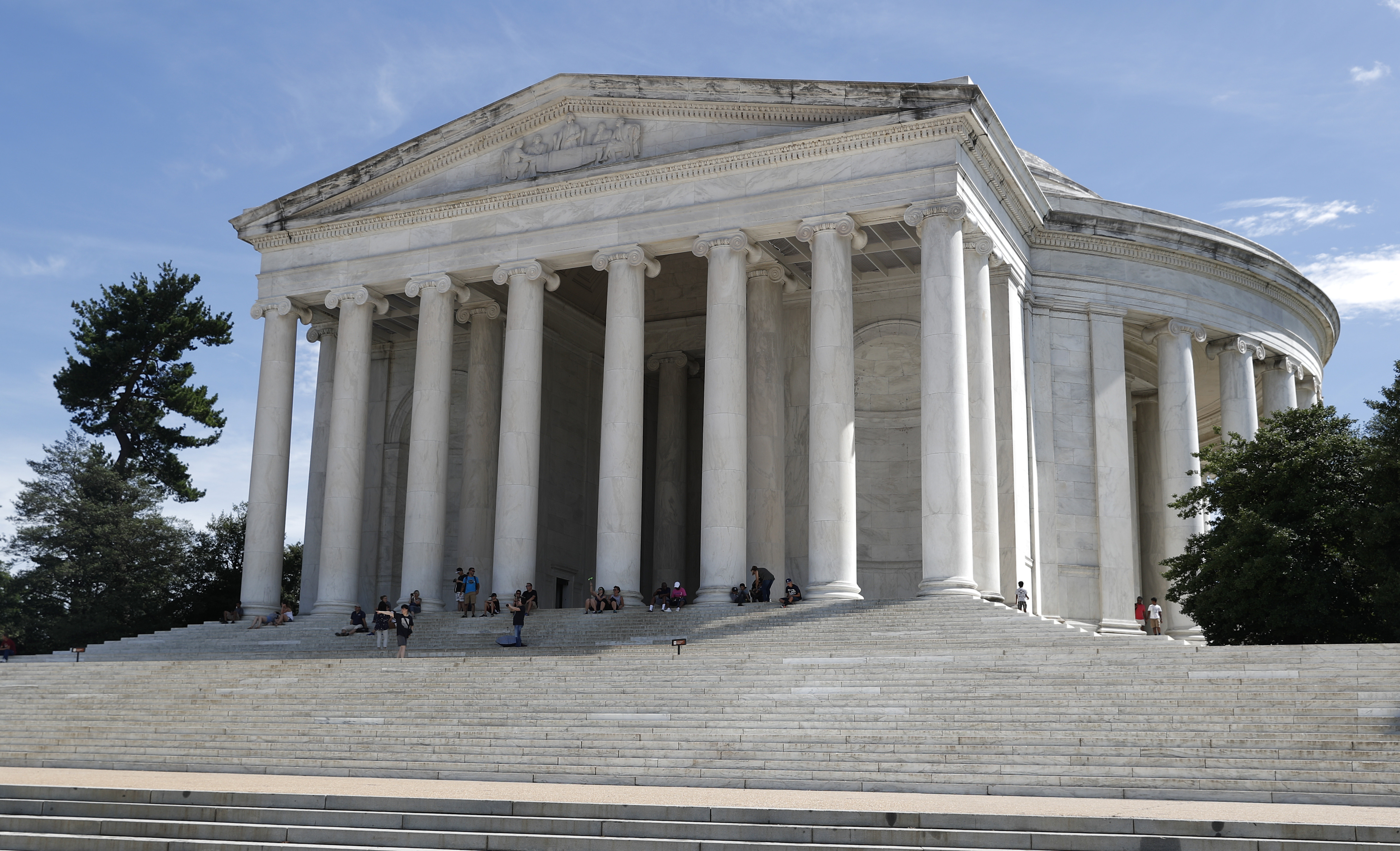 Mysterious gunk is growing on the Jefferson Memorial