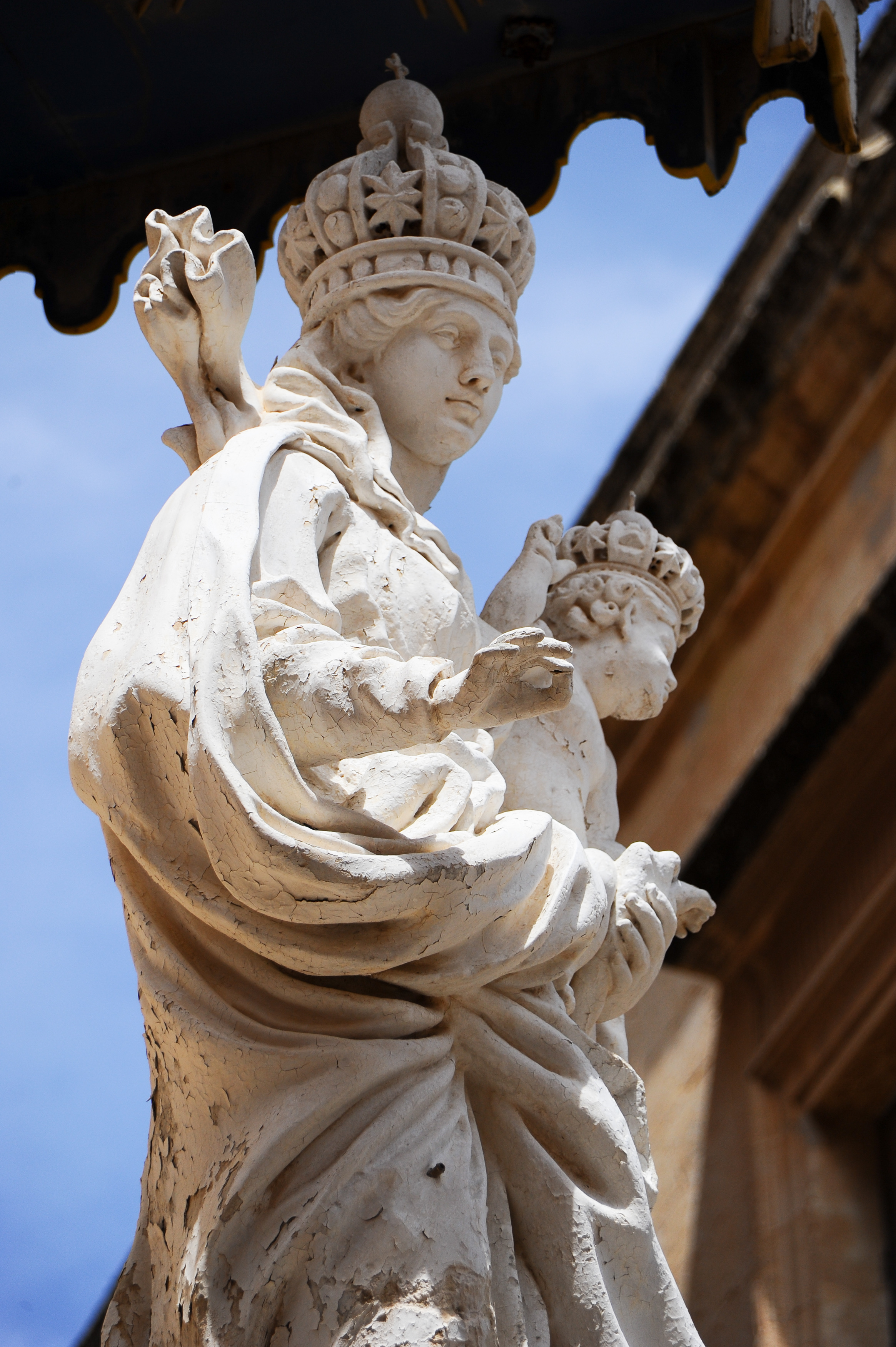 File:Sculpture of Maria holding Jesus Christ. Valletta, Malta ...