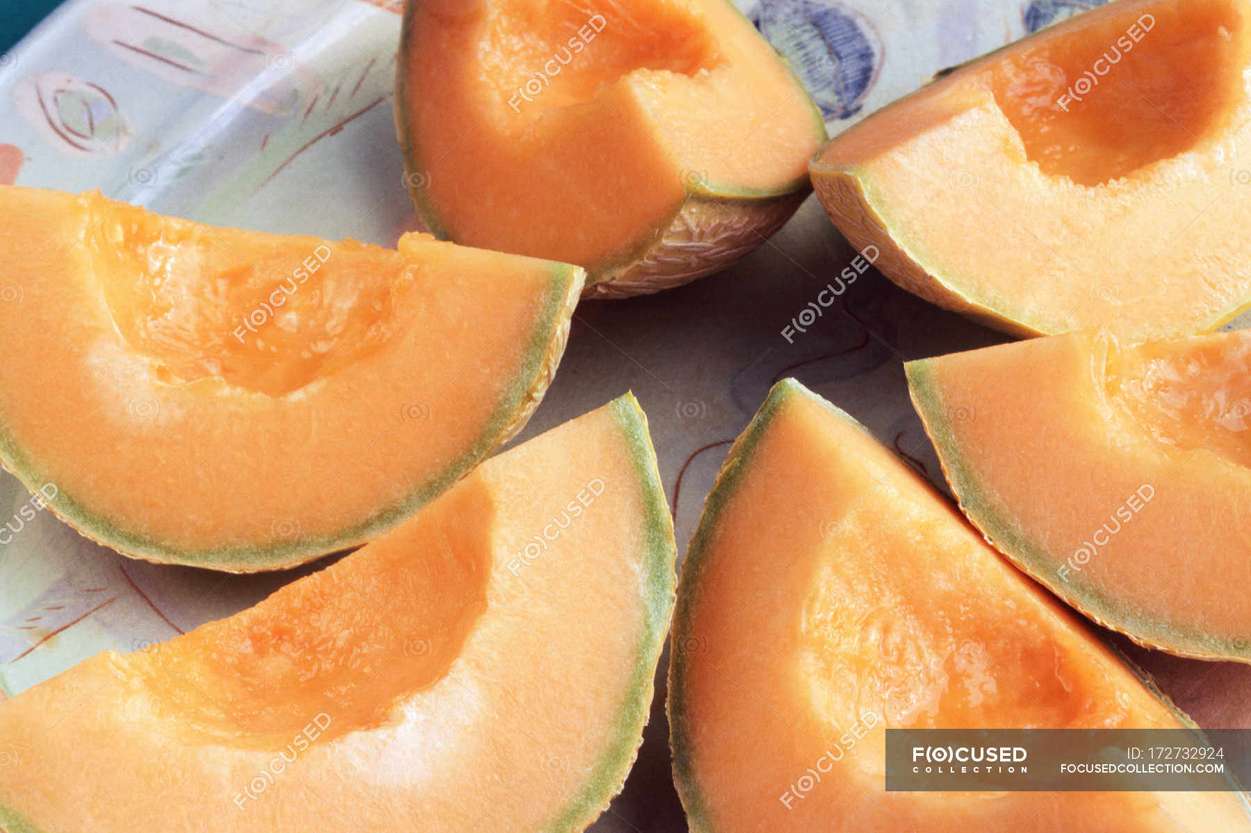 Juicy cantaloupe melon slices on plate — Stock Photo | #172732924