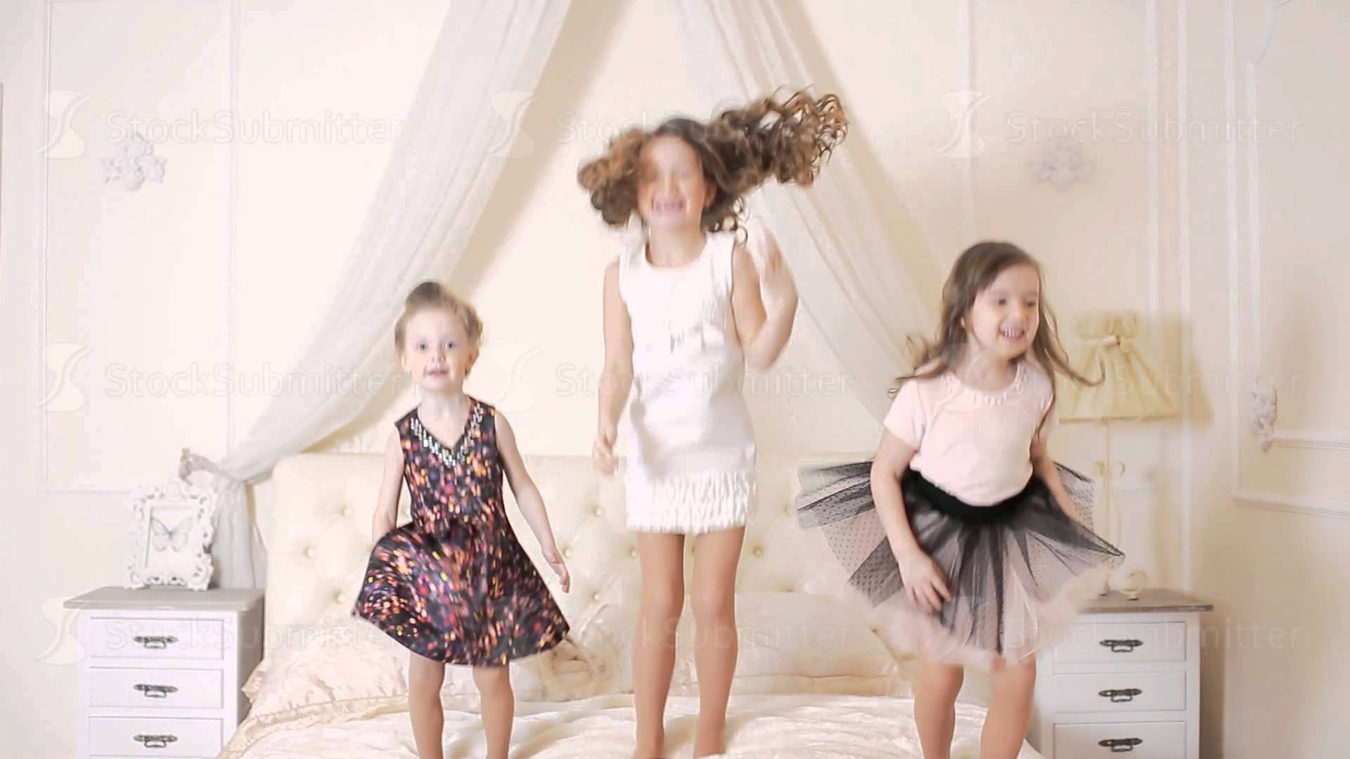 little girls jumping on the bed - YouTube
