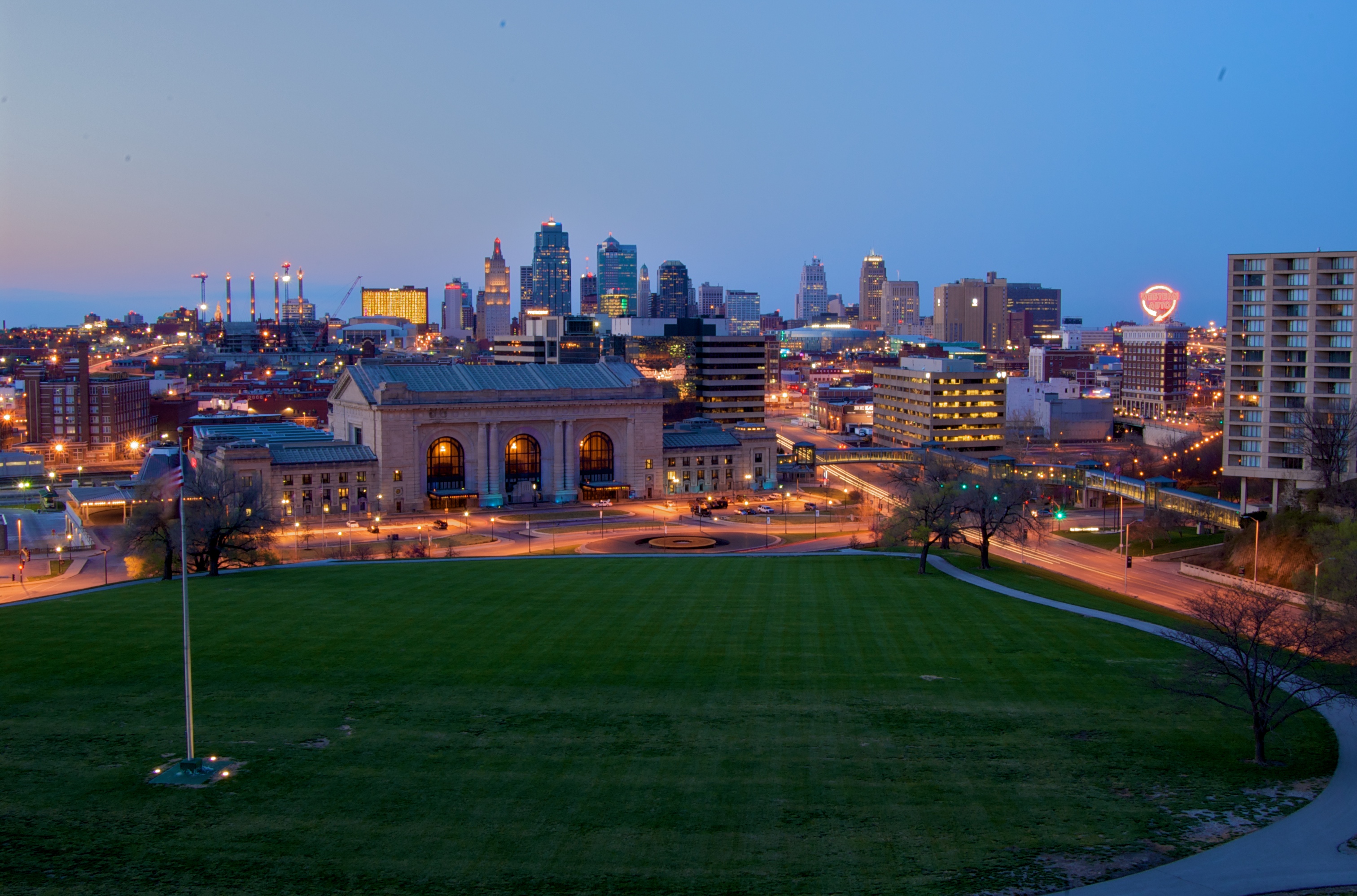 File:Kansas City skyline as night descends.jpg - Wikimedia Commons