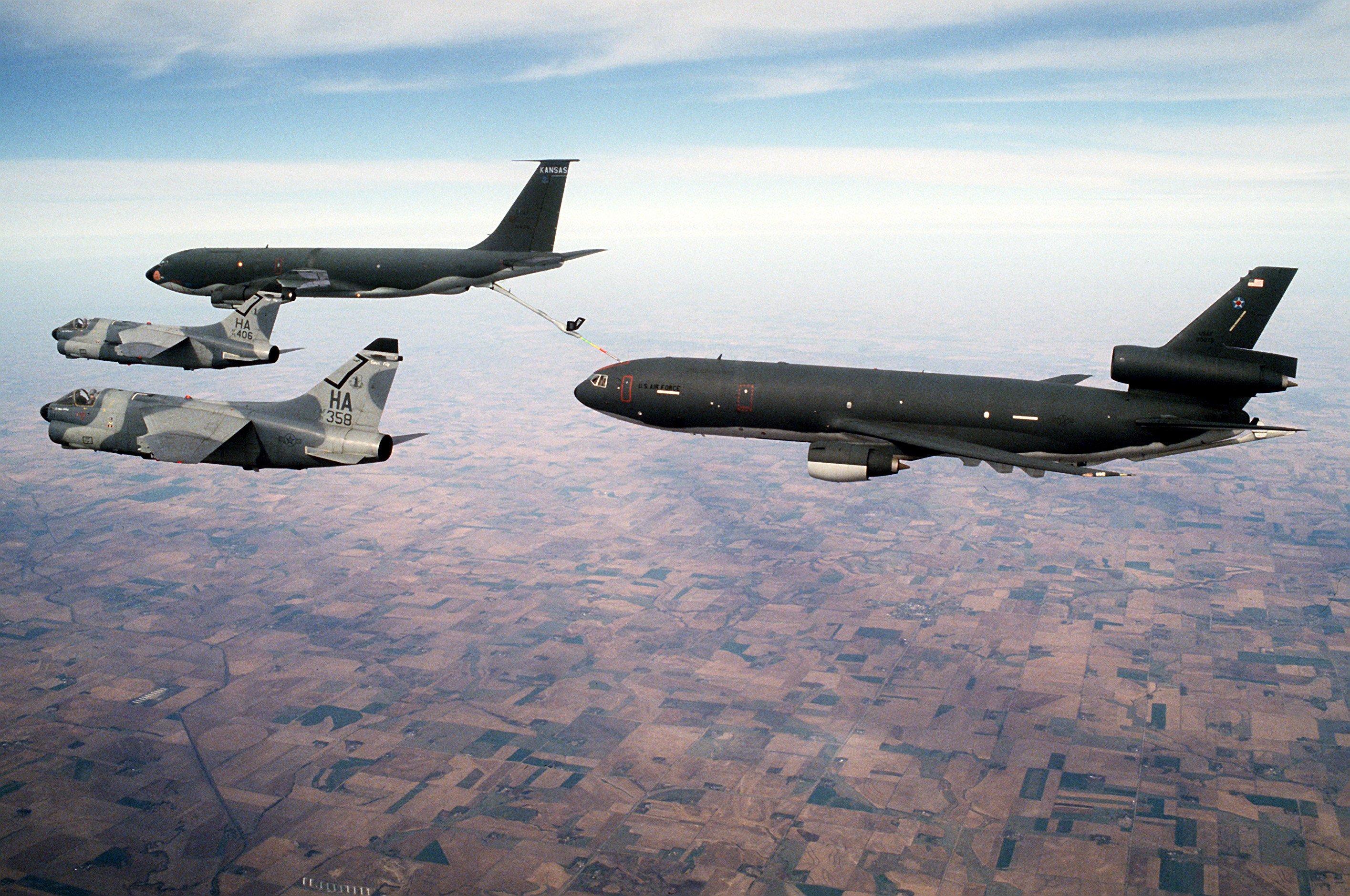 File:Kansas ANG KC-135E refueling KC-10A 1991.JPEG - Wikimedia Commons