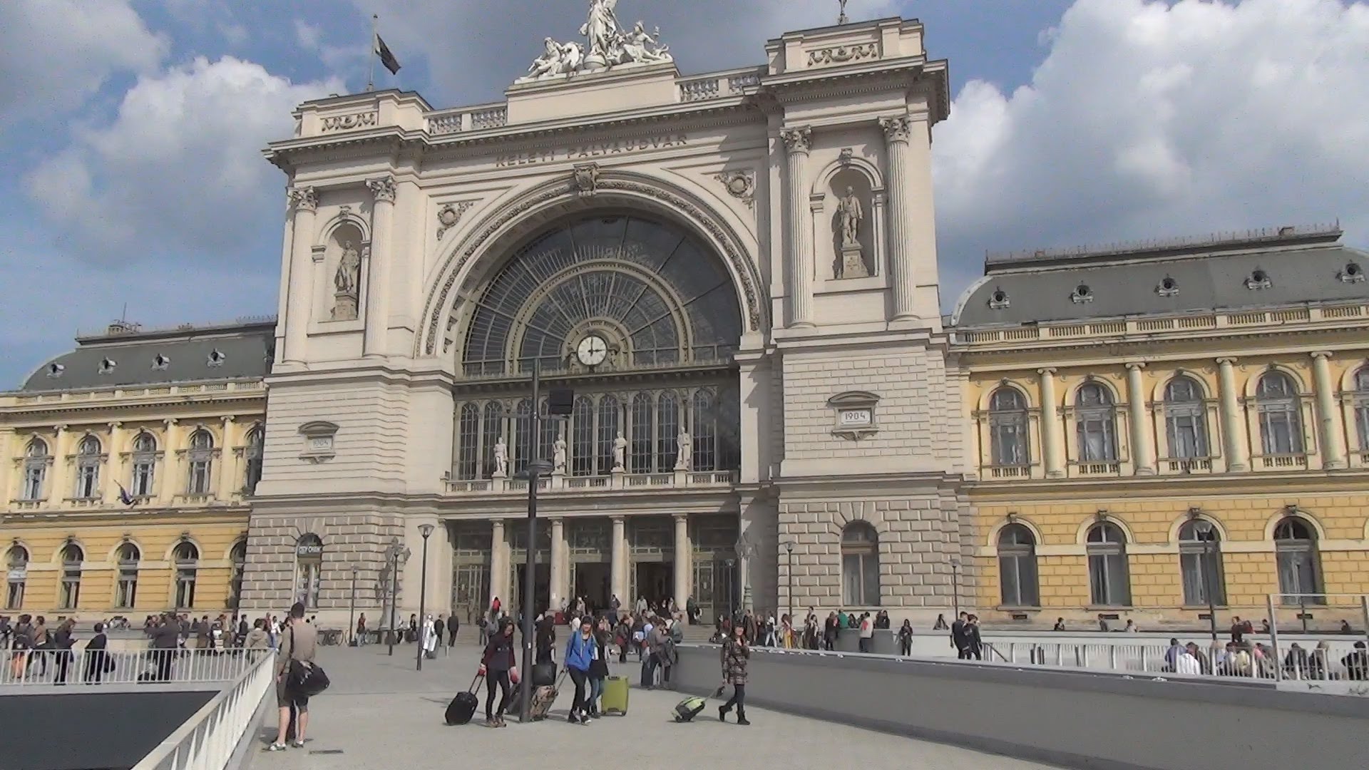 Keleti pályaudvar / Budapest-Keleti Railway Station - YouTube