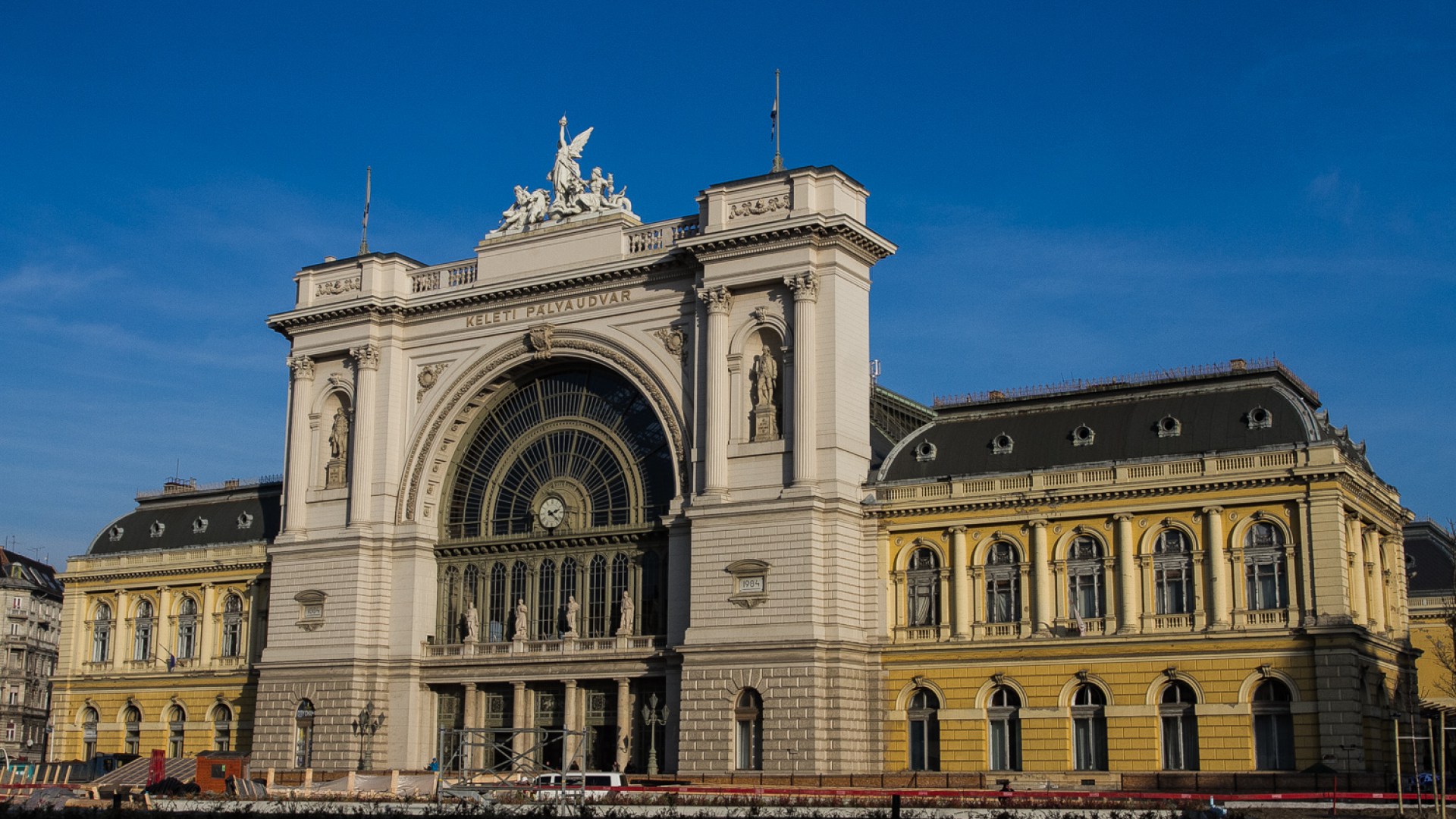 The moving history of Budapest's Keleti Railway Station ...