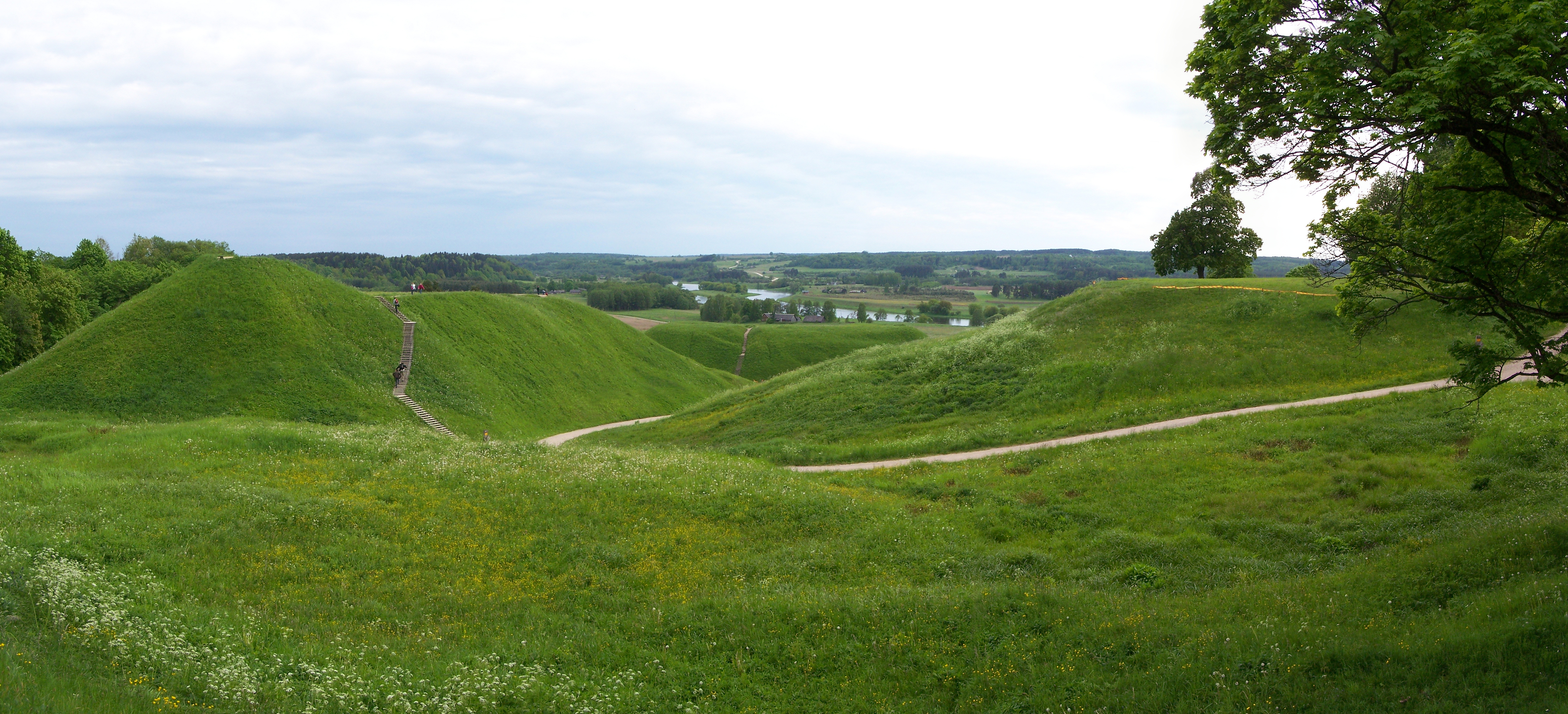 File:Kernavė - Hill forts 01.jpg - Wikimedia Commons