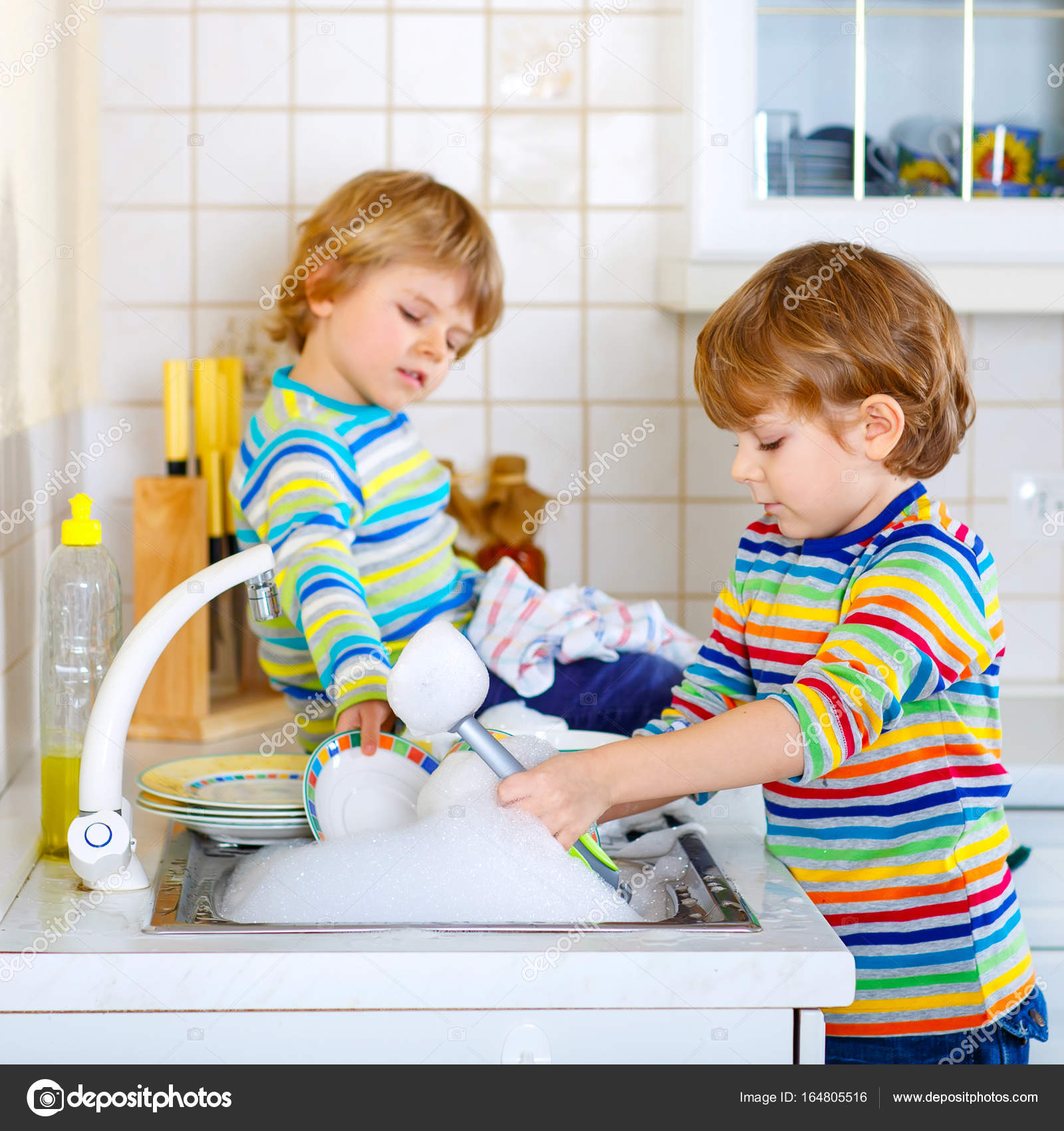Two little kid boys washing dishes in domestic kitchen — Stock Photo ...