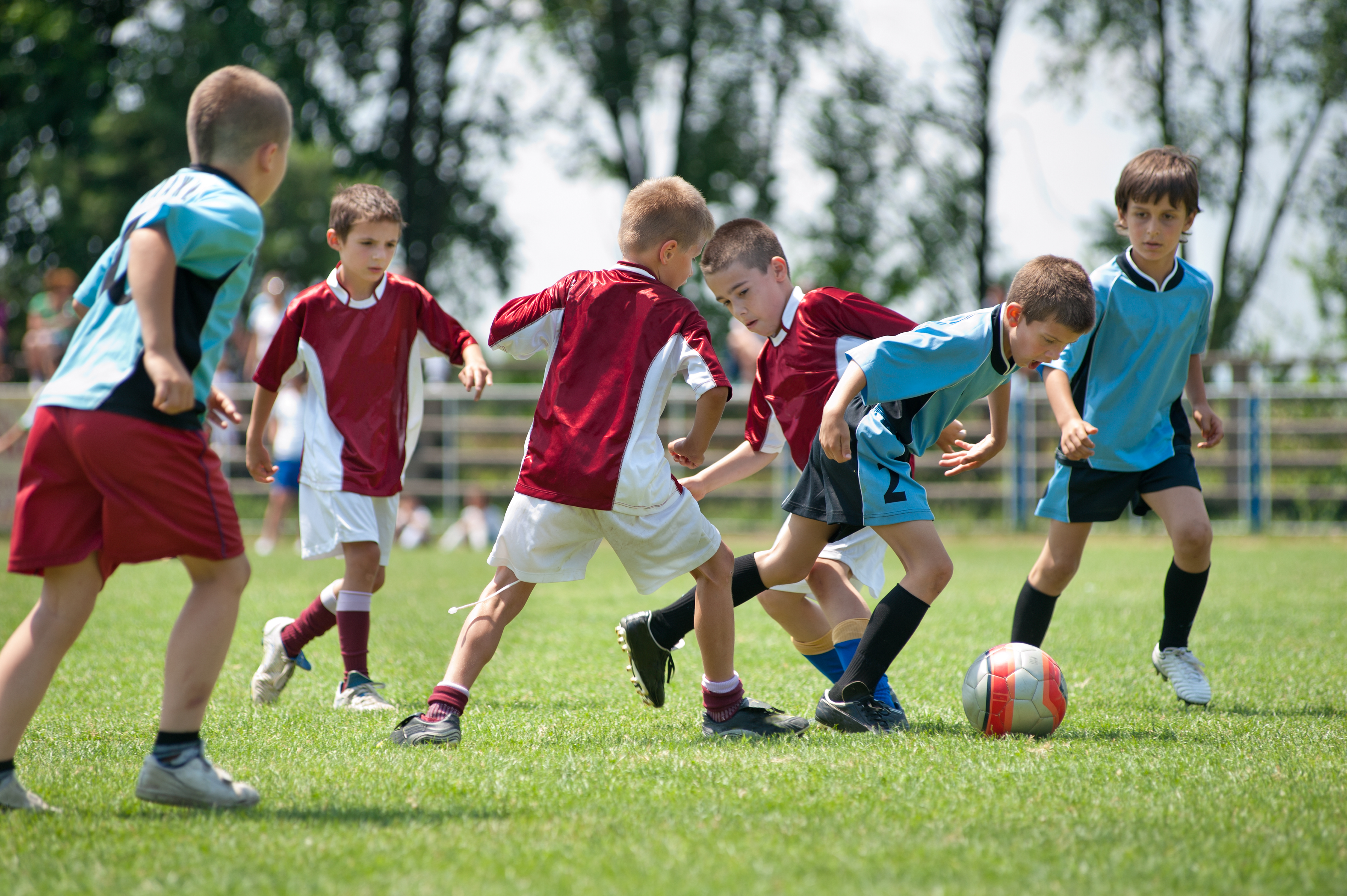 Сыграть турнир футбольный. Детский спорт. Футбол дети. Спортивные дети. Дети играющие в футбол.