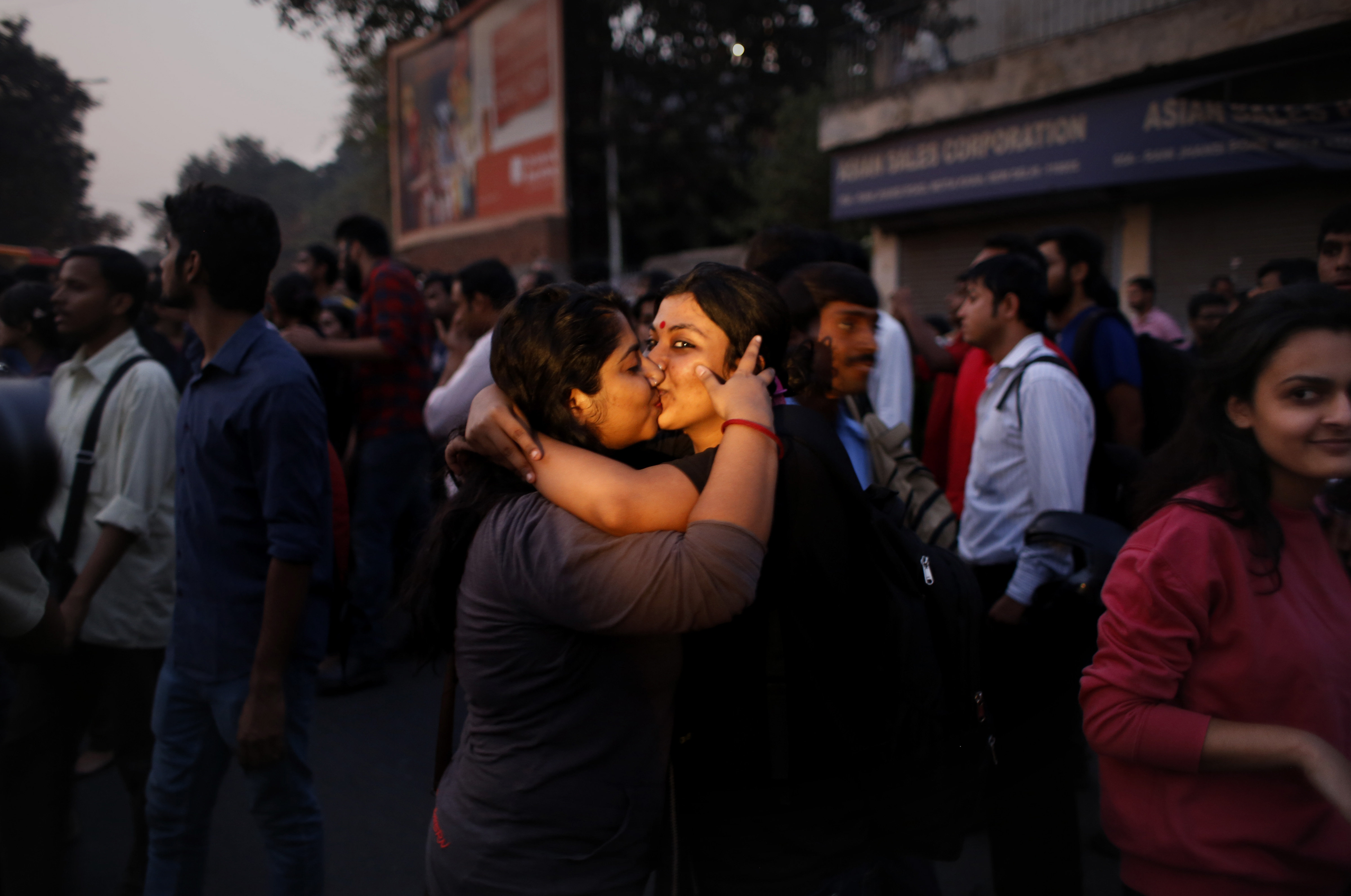 Image: India smitten by 'Kiss of Love