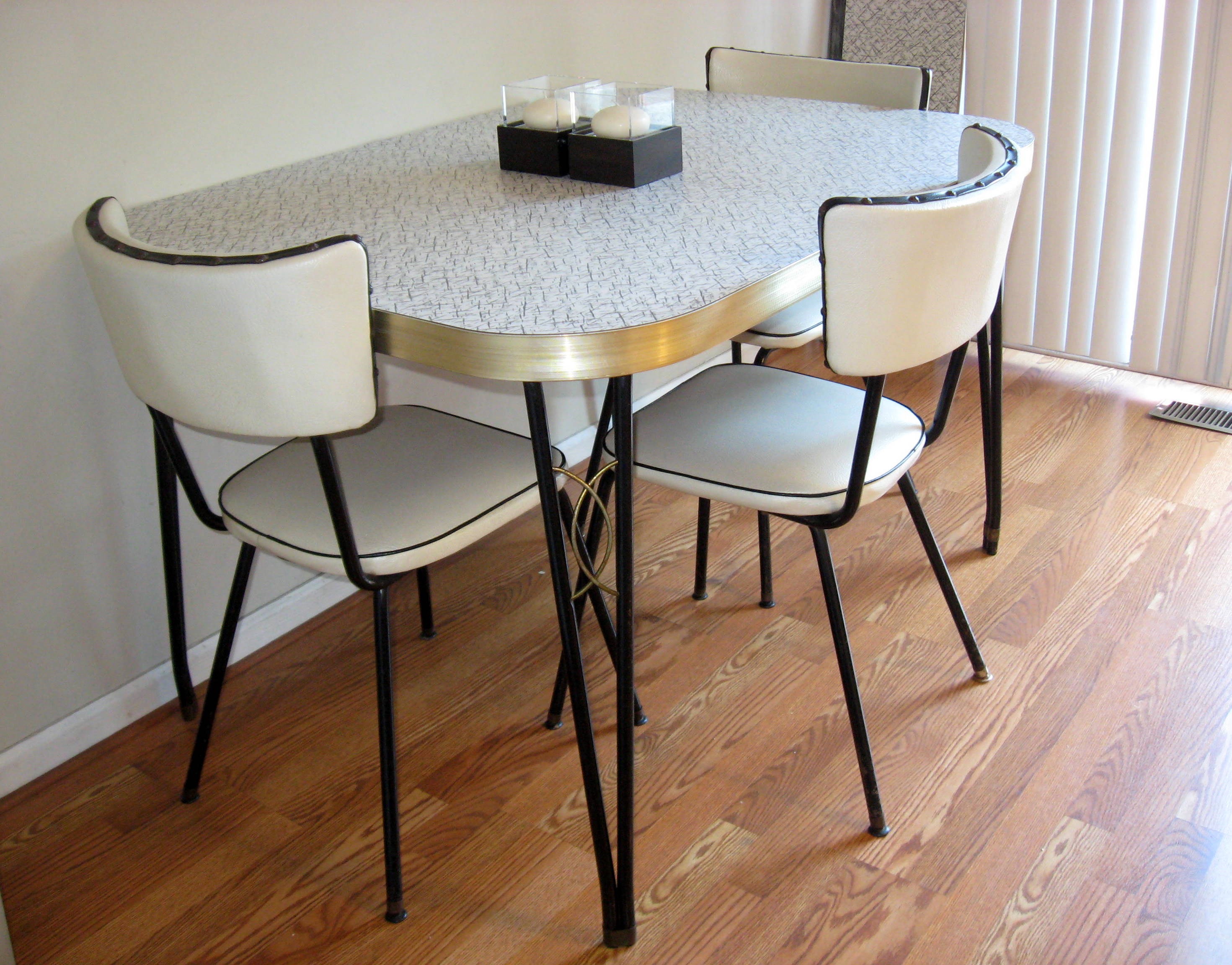 Attachment retro kitchen table and chairs set (982) - Diabelcissokho