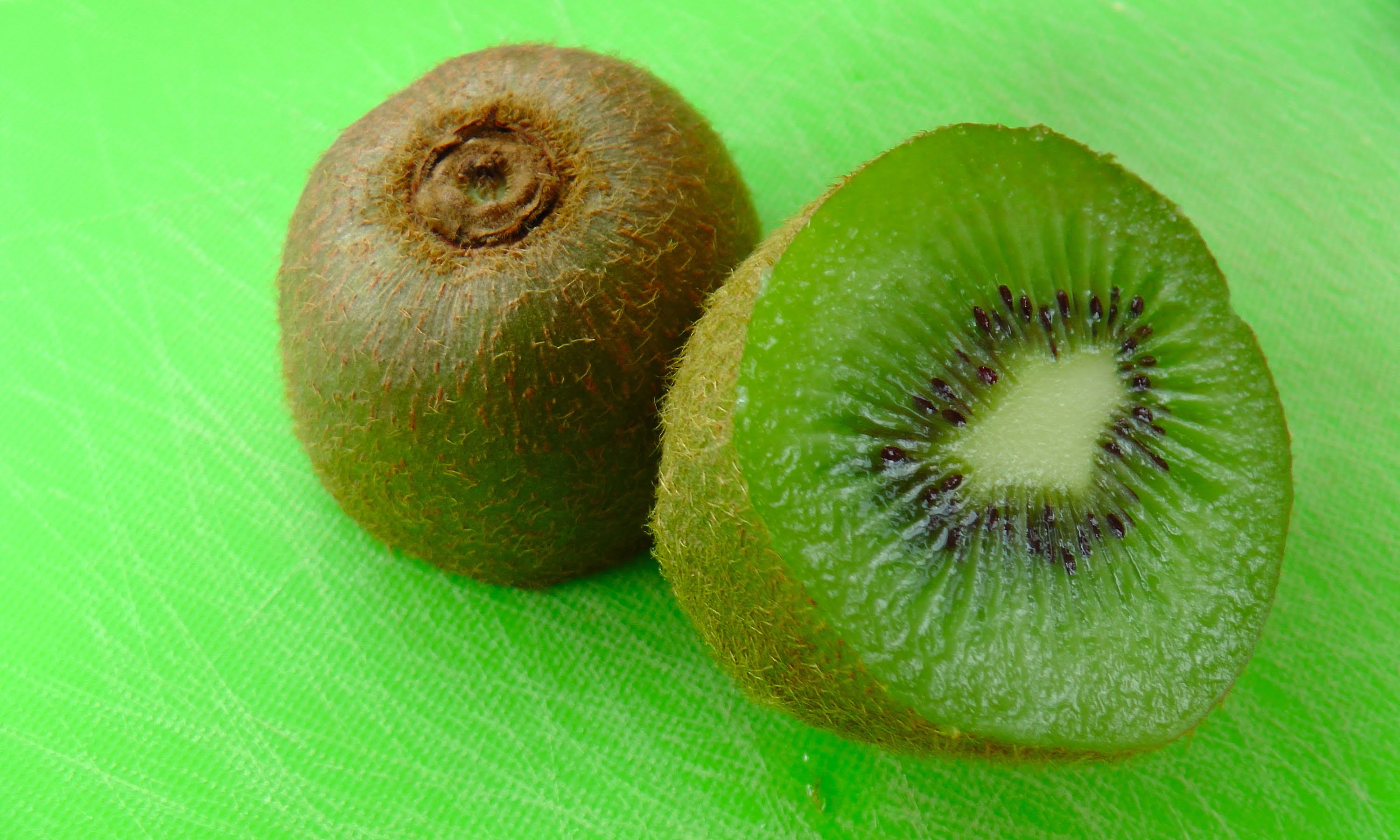 How to eat a Kiwi Fruit - YouTube