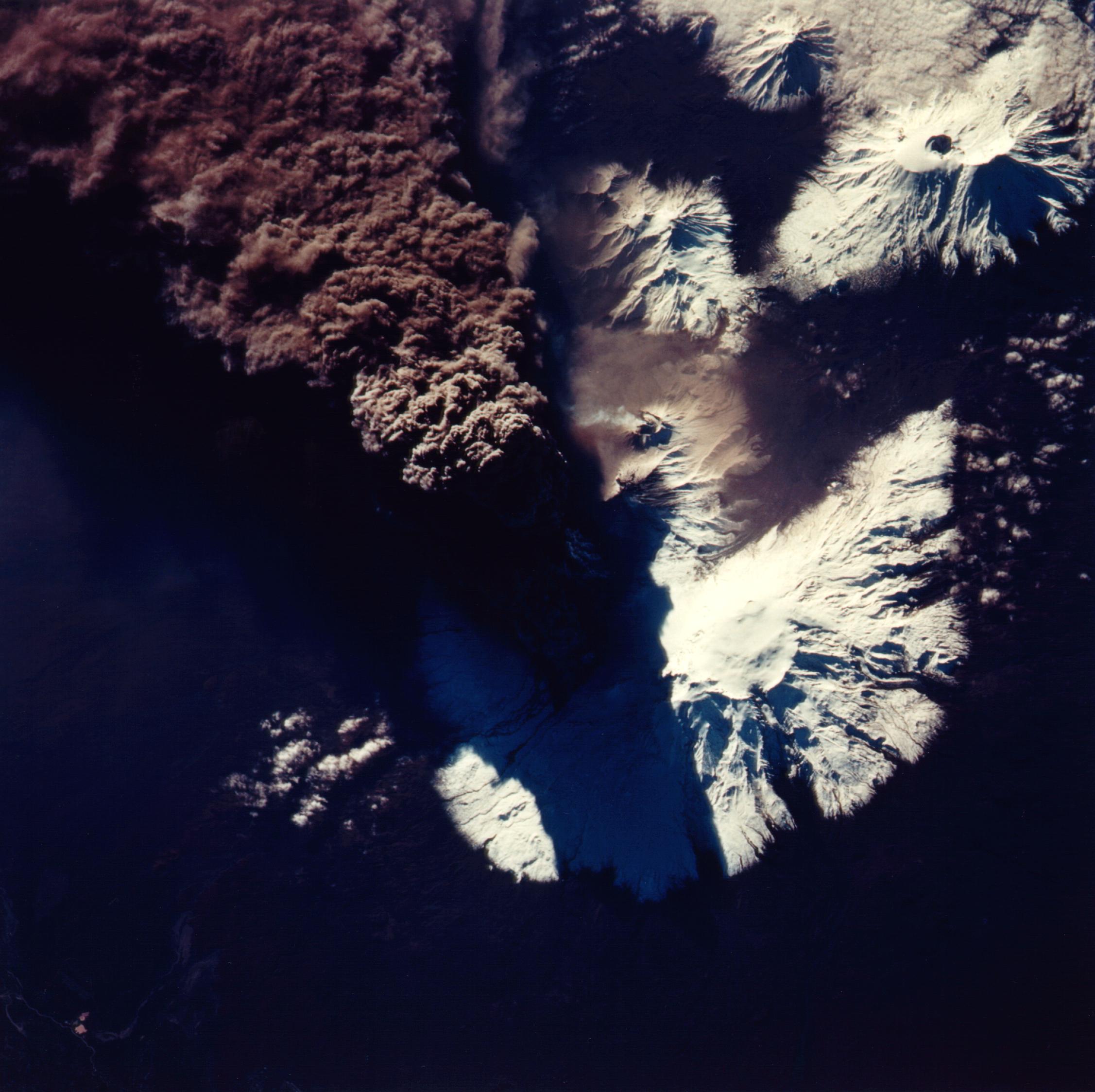 File:Kliuchevskoi Volcano eruption from space.jpg - Wikimedia Commons