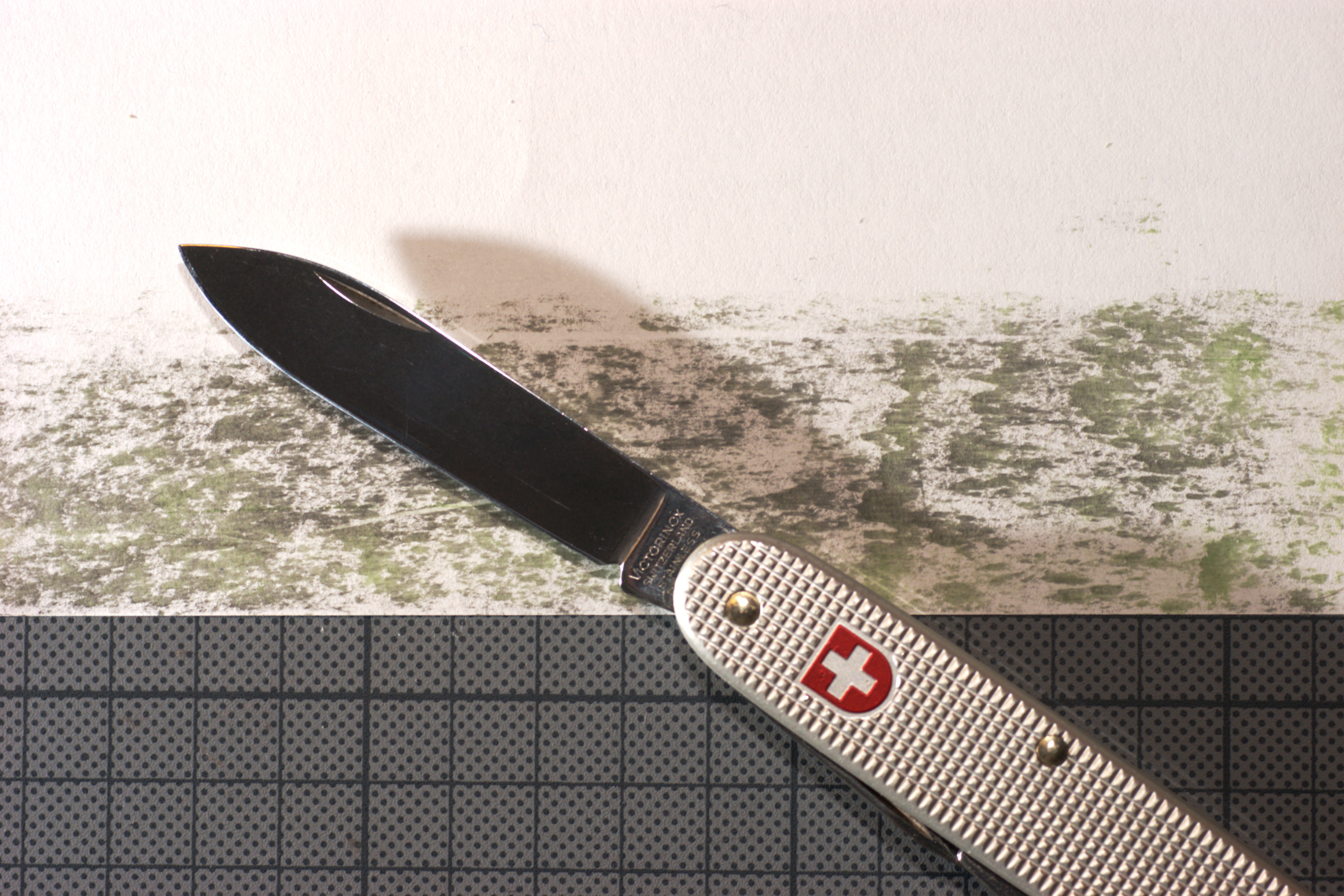 File:Sharpening knive with polishing paste 2.jpeg - Wikimedia Commons