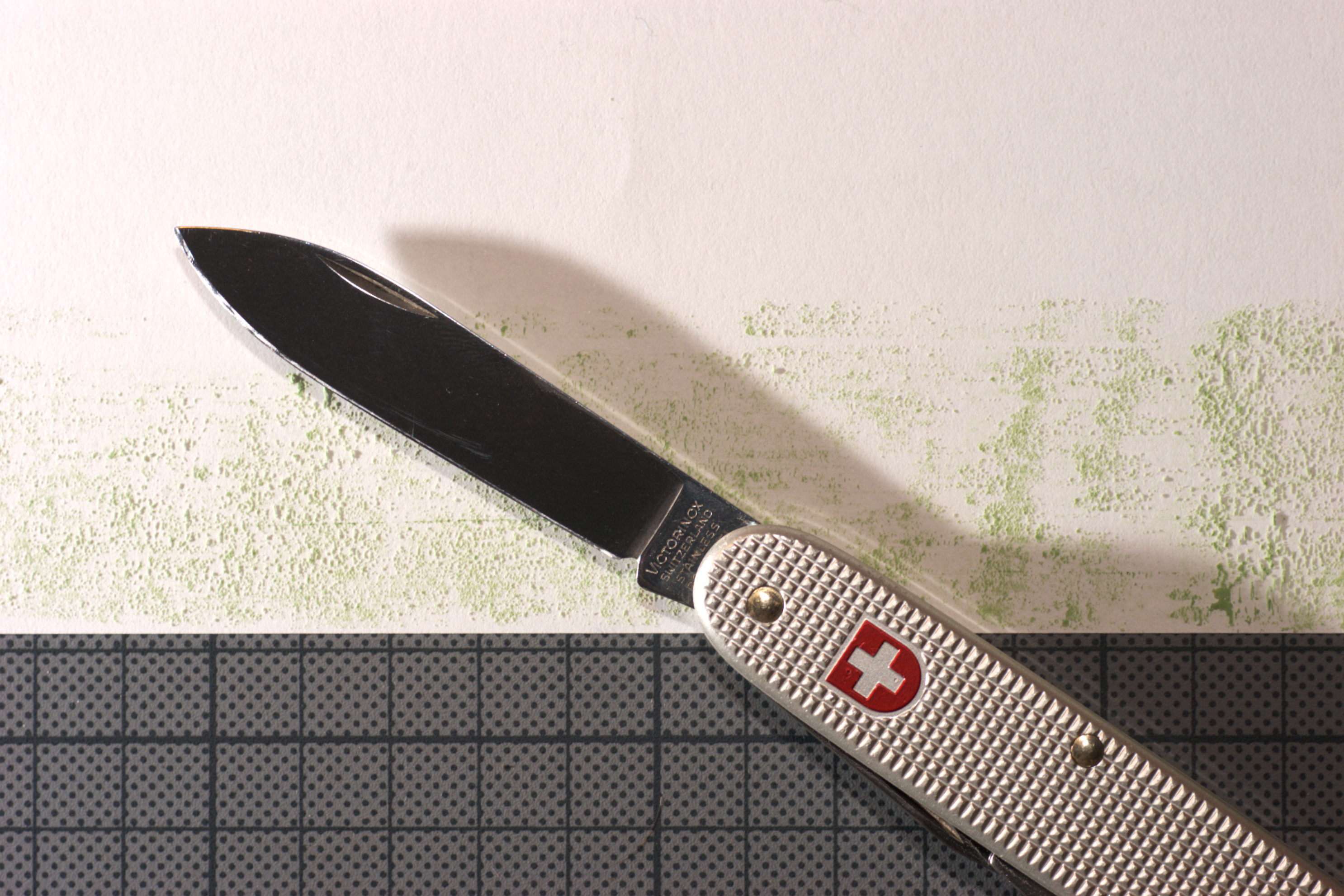 File:Sharpening knive with polishing paste 1.jpeg - Wikimedia Commons