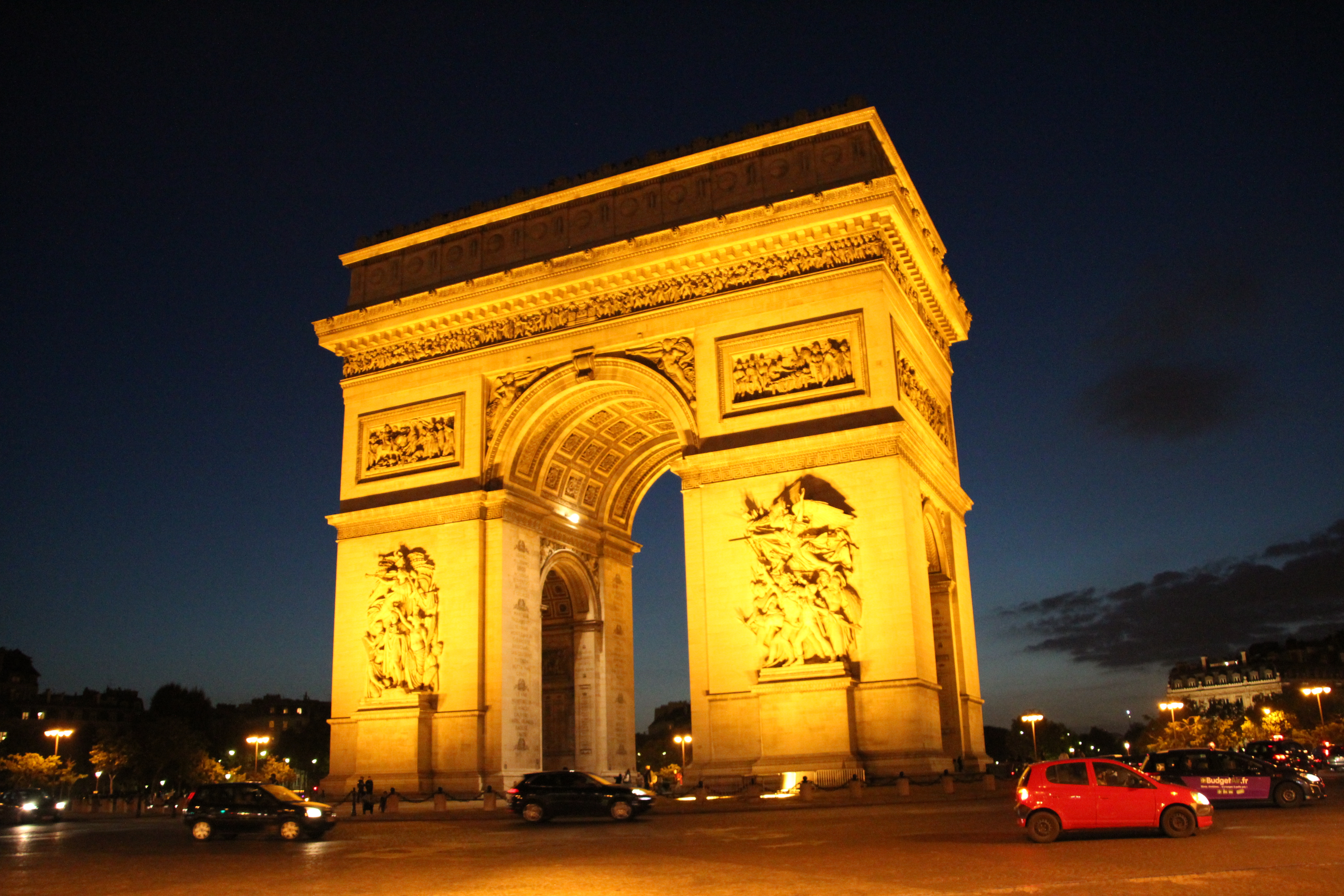 File:L'Arc de Triomphe la nuit.JPG - Wikimedia Commons