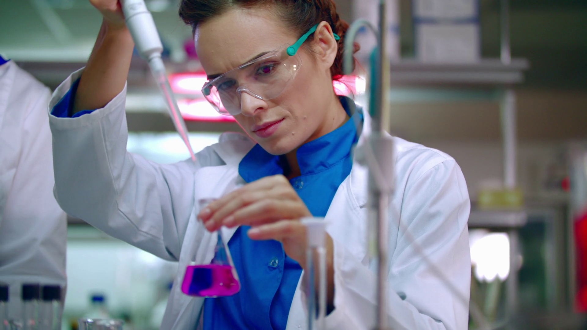 Female chemist doing chemical experiment. Chemical reaction in glass ...