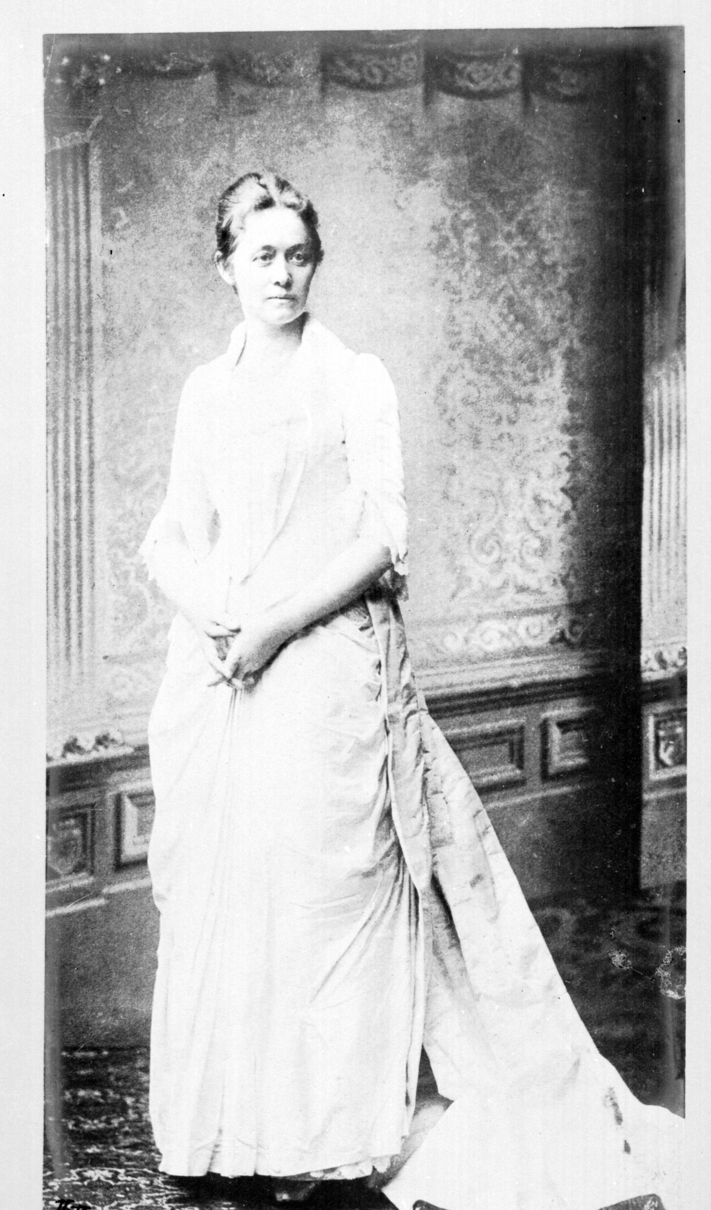 File:Lady in white dress (5427720476).jpg - Wikimedia Commons