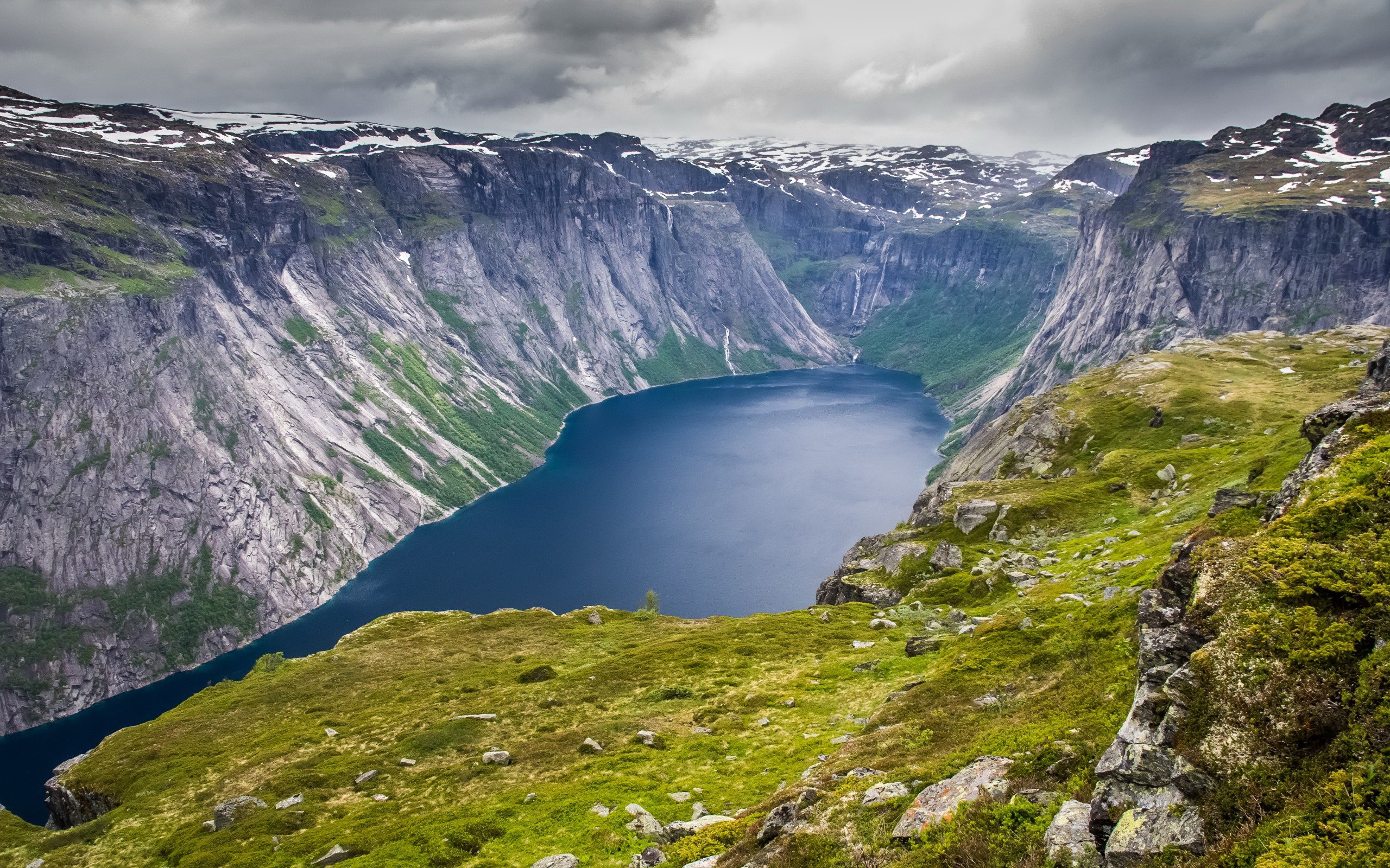 Ringedalsvatnet lake (Norway) / 2560 x 1600 / Mountains ...