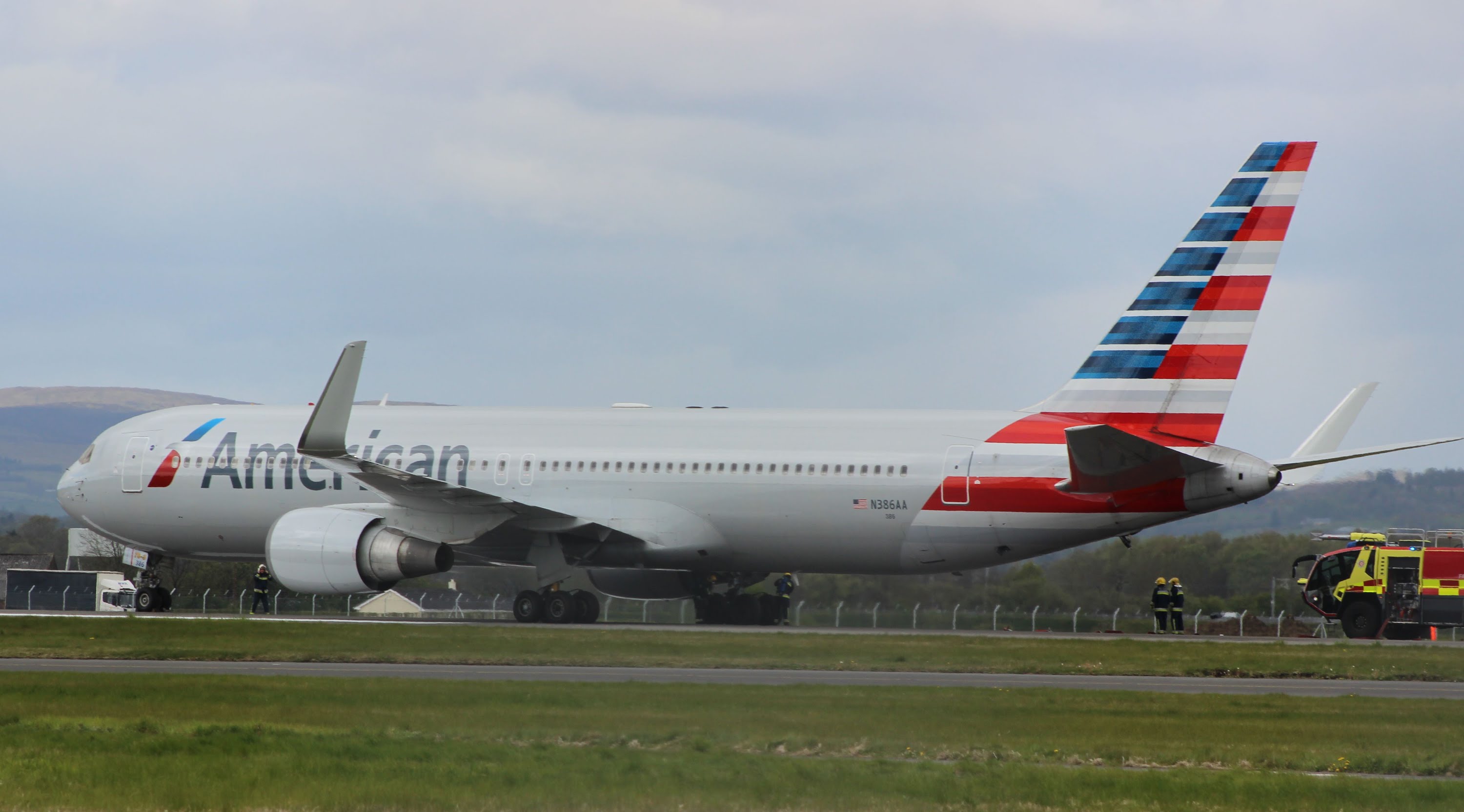 Hard & Loud Emergency Landing by American Airlines Boeing 767-300ER ...