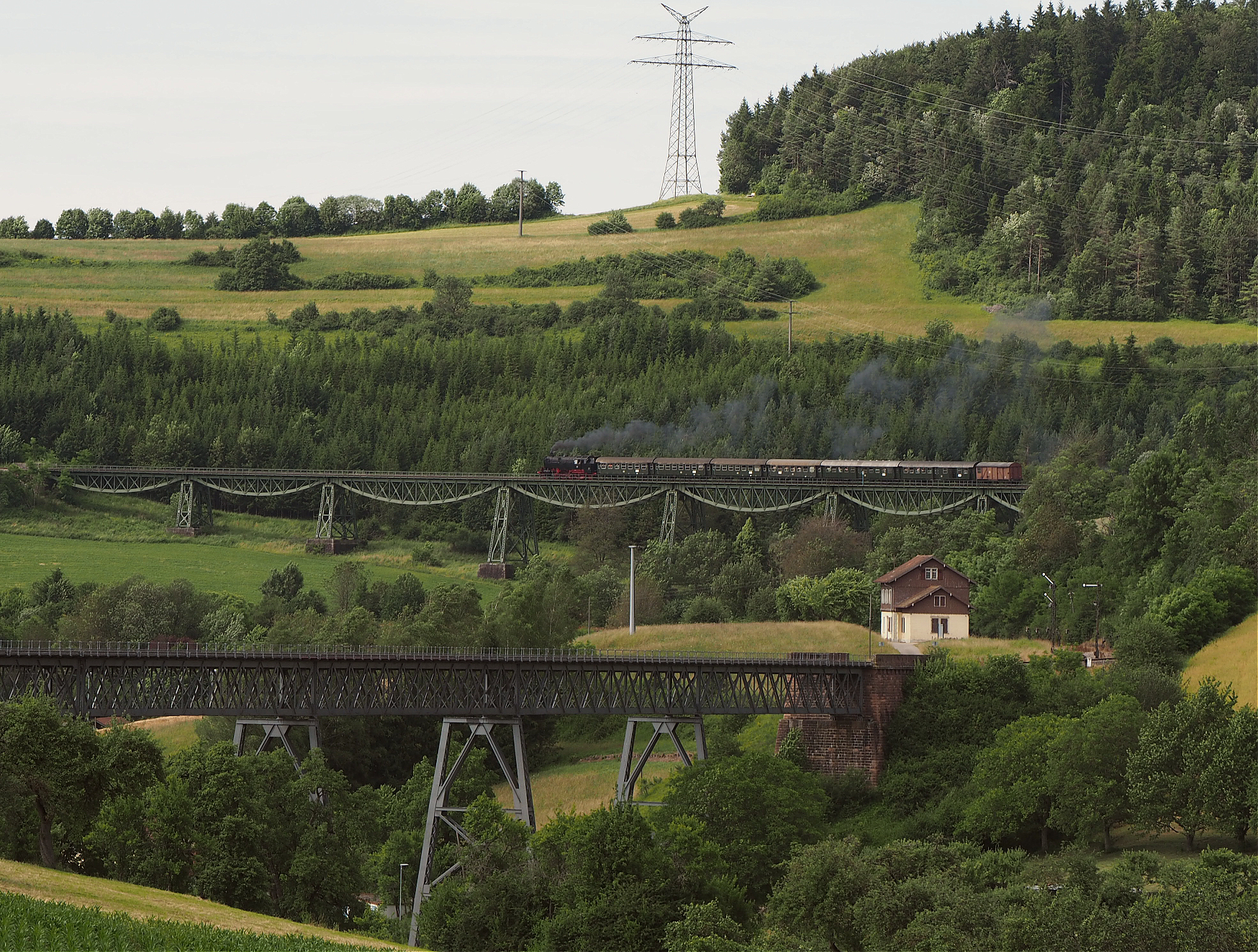 File:Biesenbach-Viadukt,Lok 262 heading back to Blumberg Zollhaus ...