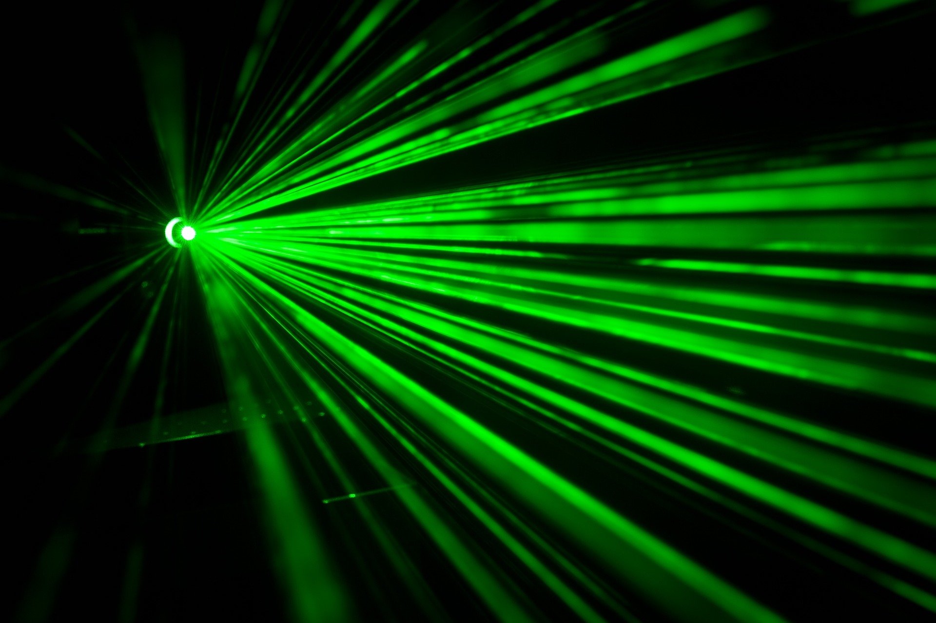 New ultrafast measurement technique shows how lasers start from chaos