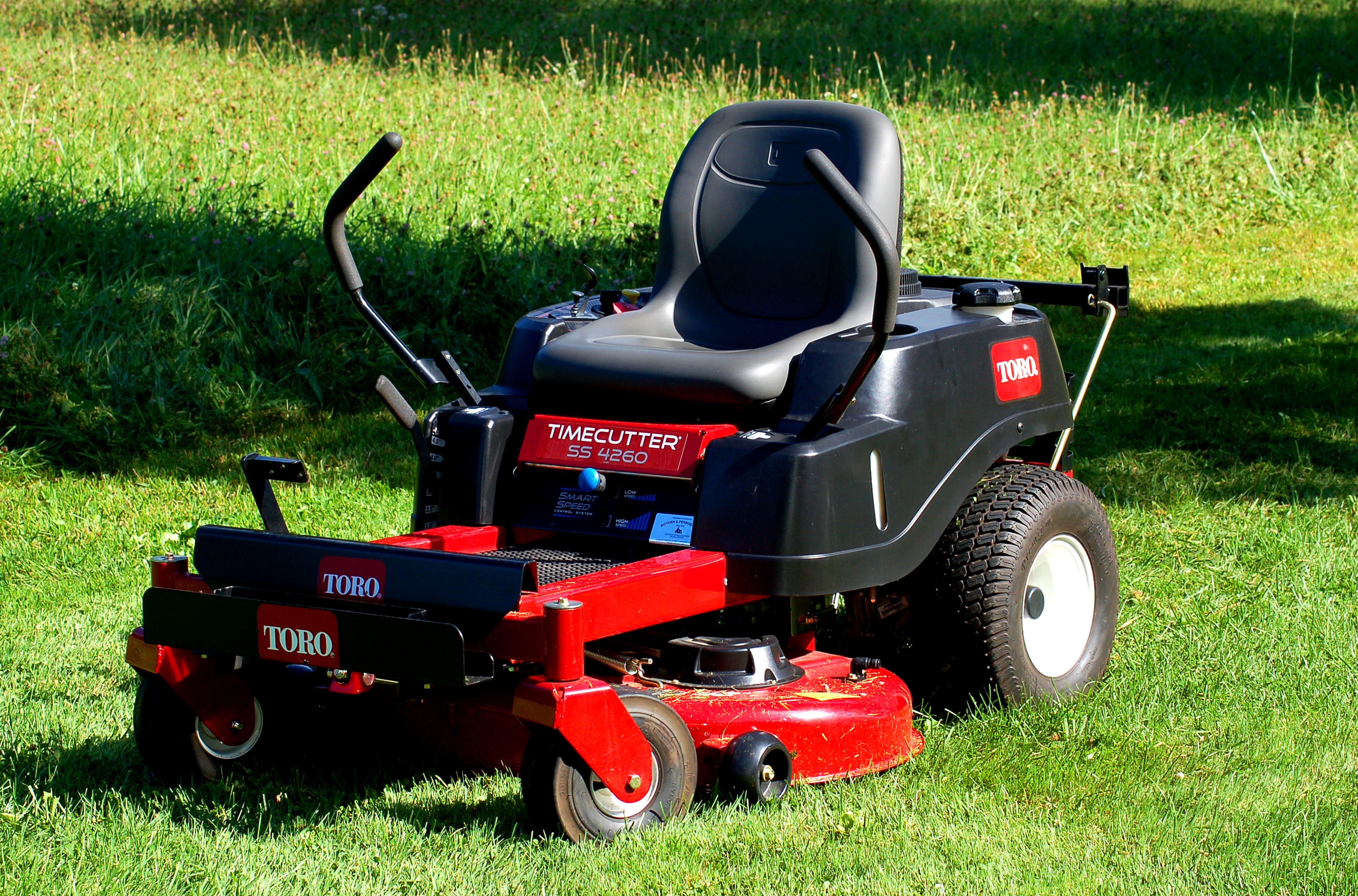 Riding Mowers vs. Lawn Tractors: What's the Difference